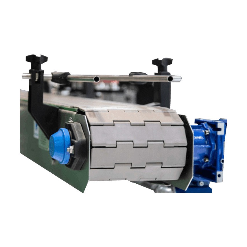 Close-up of a modular chain conveyor with interlocking plates, blue motor, and adjustable guide rails. Image