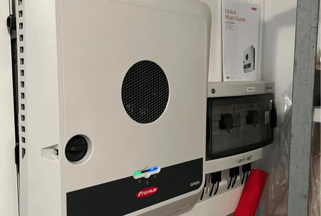 Photo d'un onduleur Fronius à Menthon-Saint-Bernard équipée de panneaux photovoltaïques dont l'installation a été faite par Solarock.