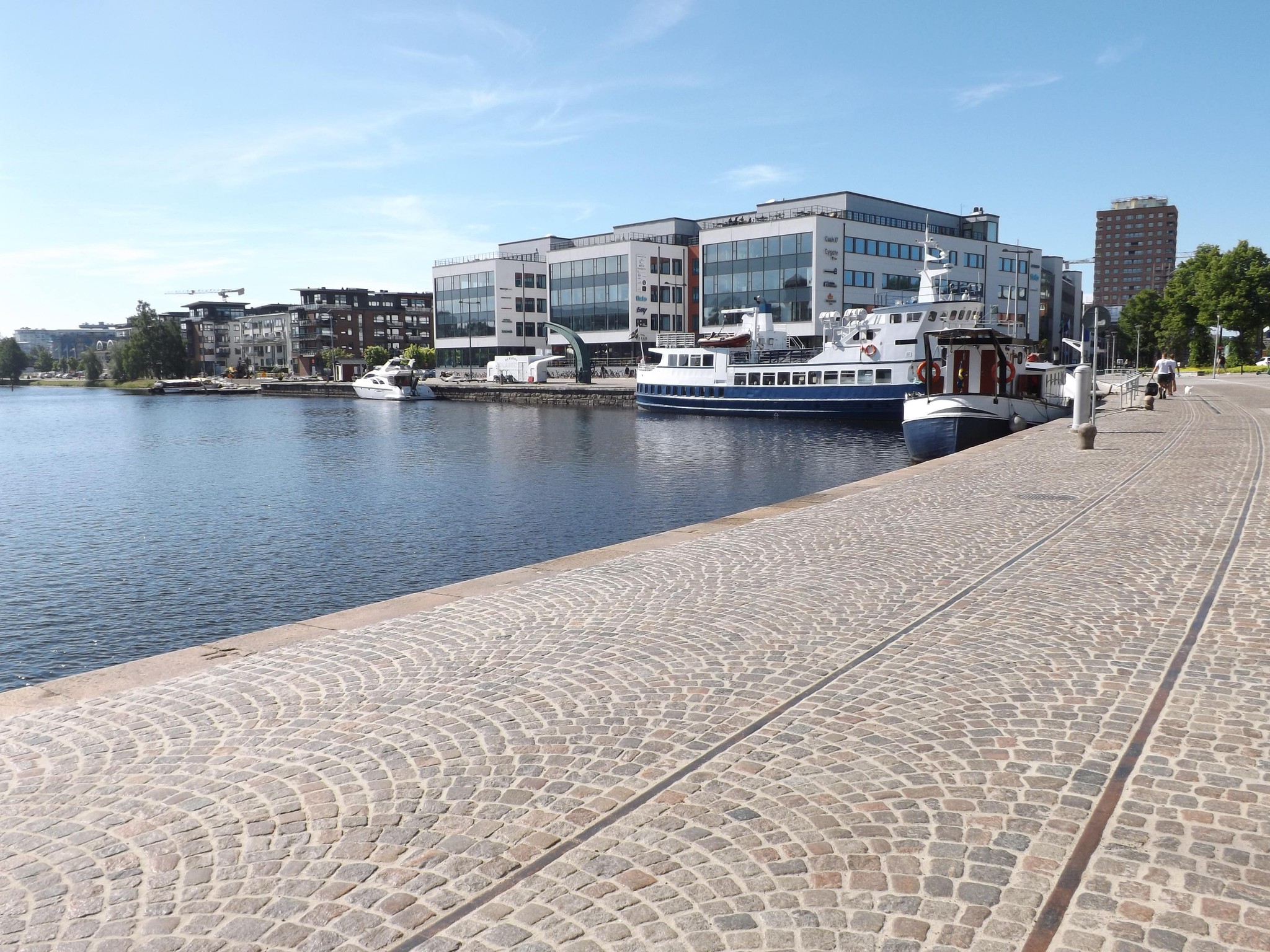 Vista aérea de uma área bem pavimentada com o logo da Astrimant e o texto "Empresa de pavimentação na Suécia" sobreposto.