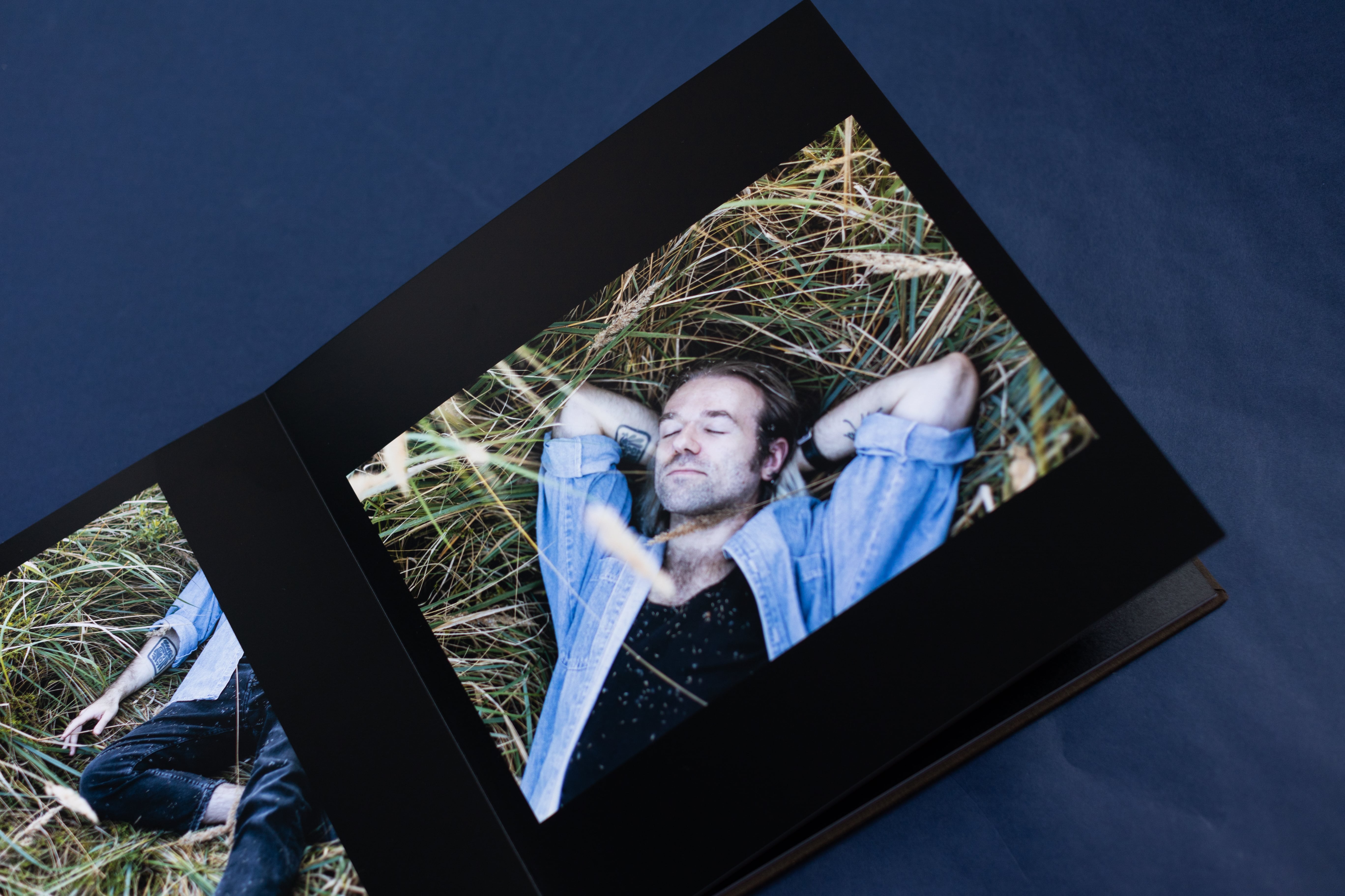 Zdjęcie mężczyzny w albumie fotograficznym