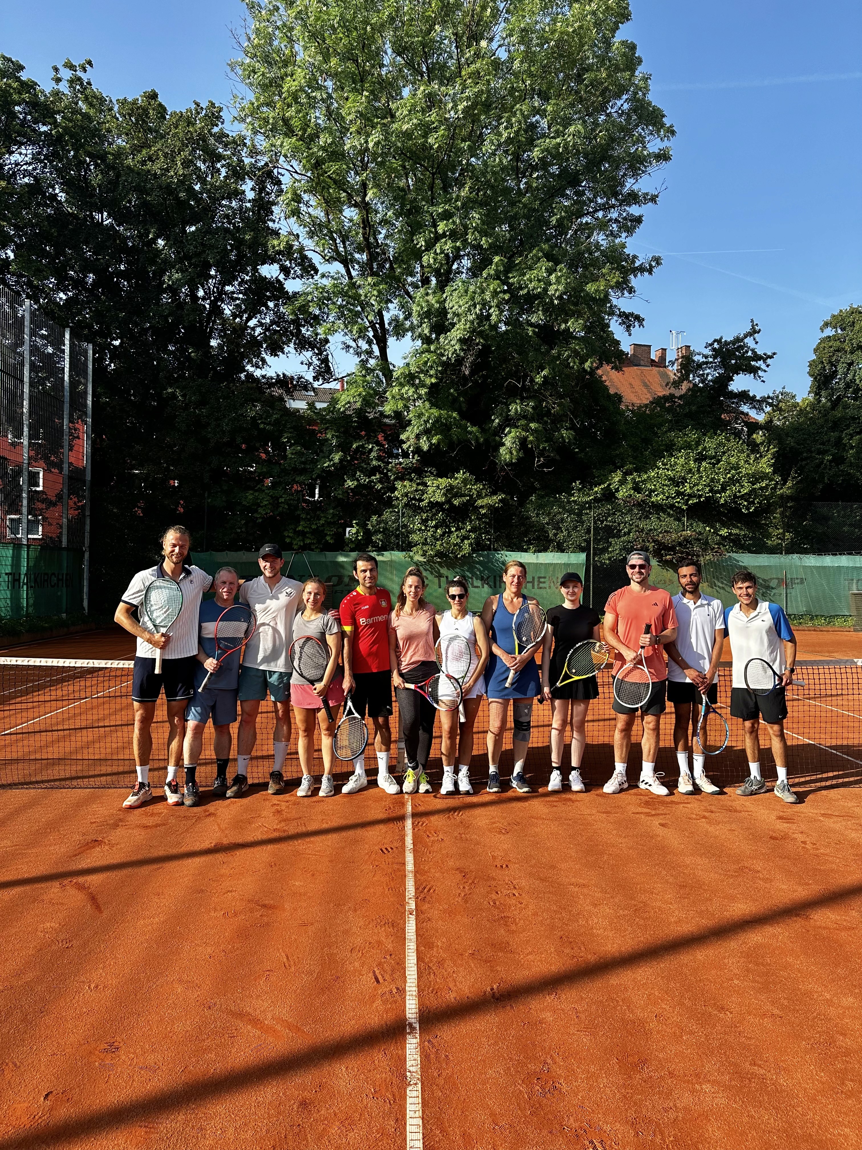 Eine Gruppe von Tennisspielern bem TC Thalkirchen