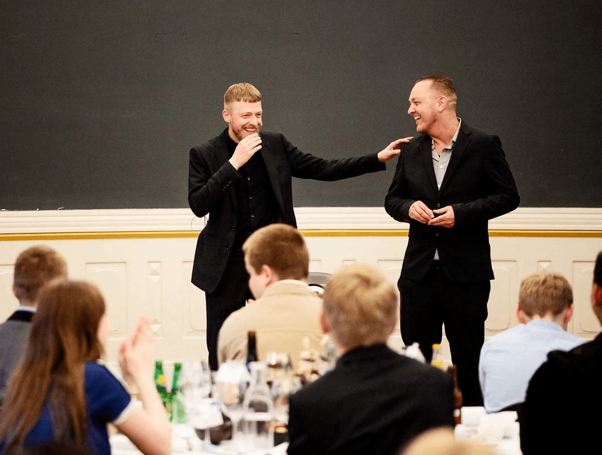 Tankelæsning og grin til firmaets julefrokost