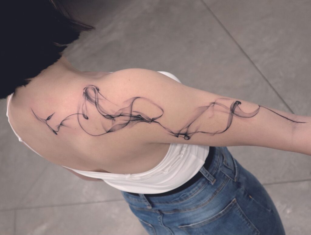 Tattoo von Trudy Lines: Rauch mit feinen Linien