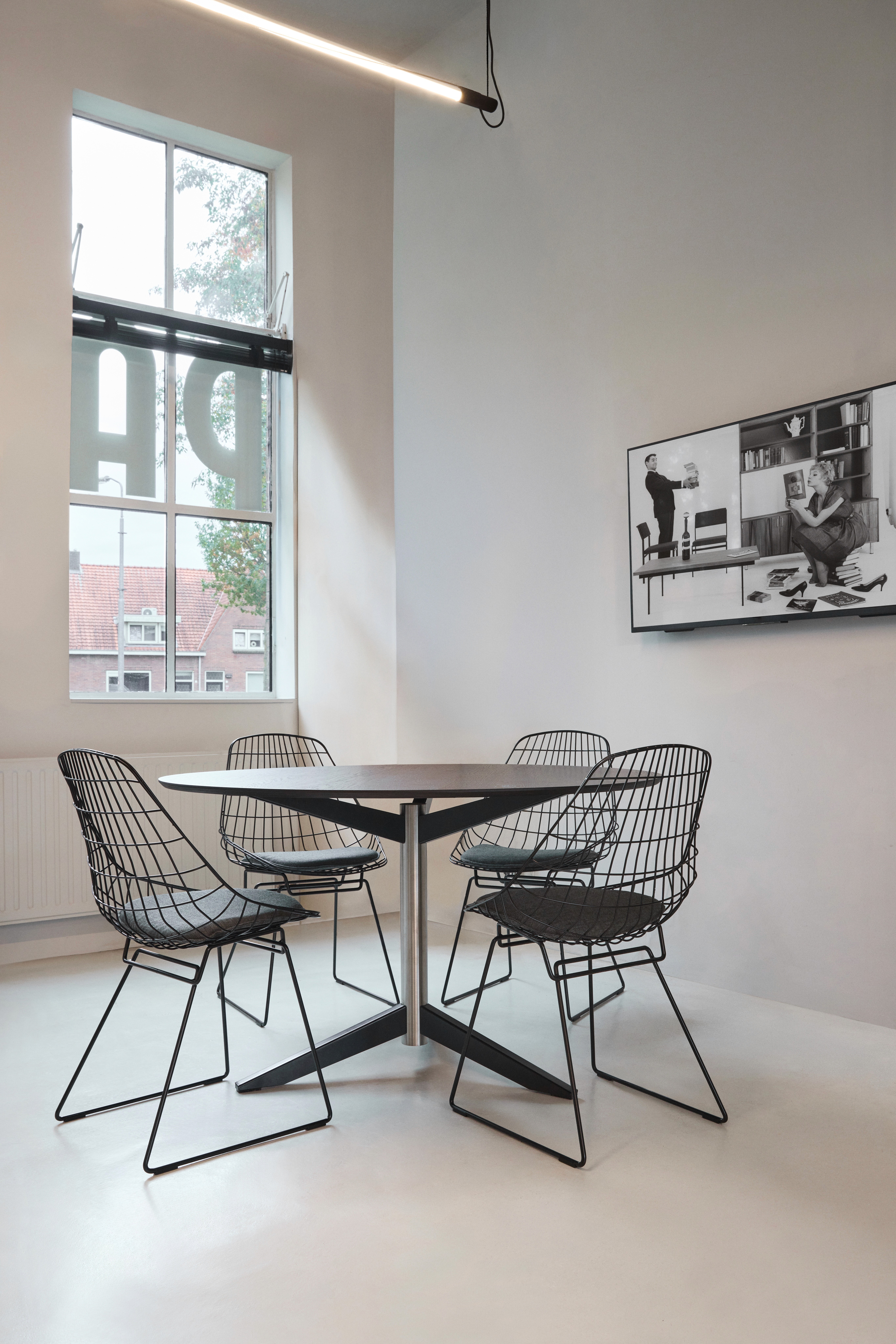 Pastoe wire chair aan tafel