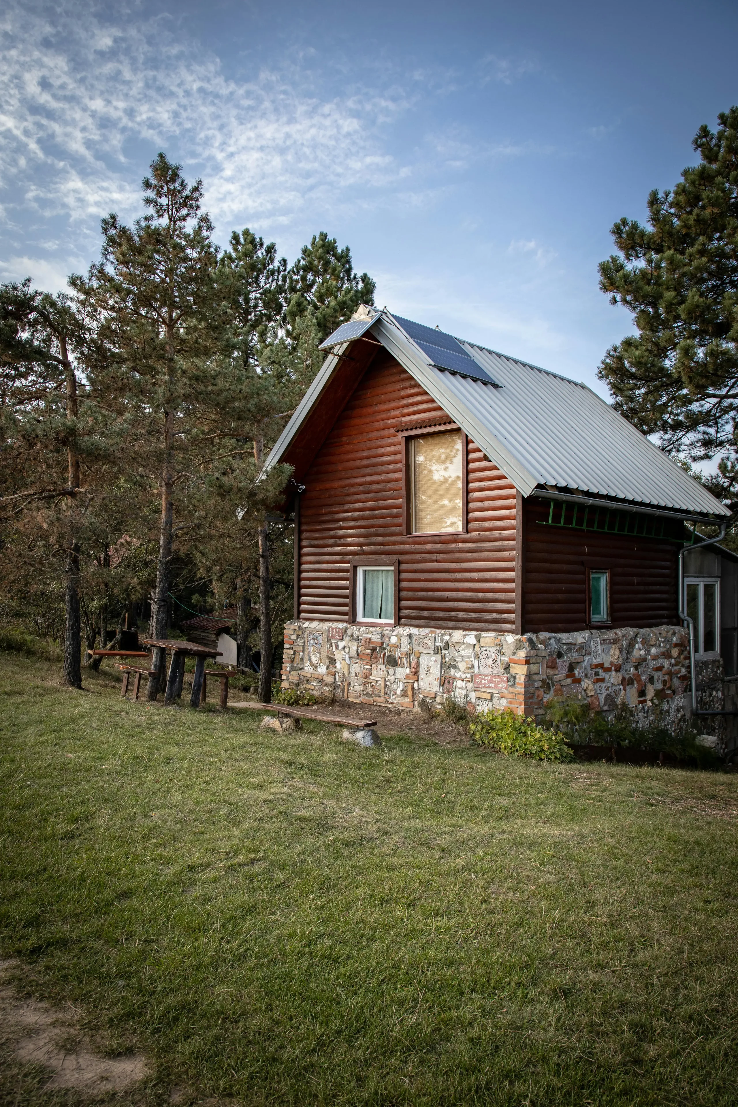 Contemporary countryside home powered by rooftop solar panels