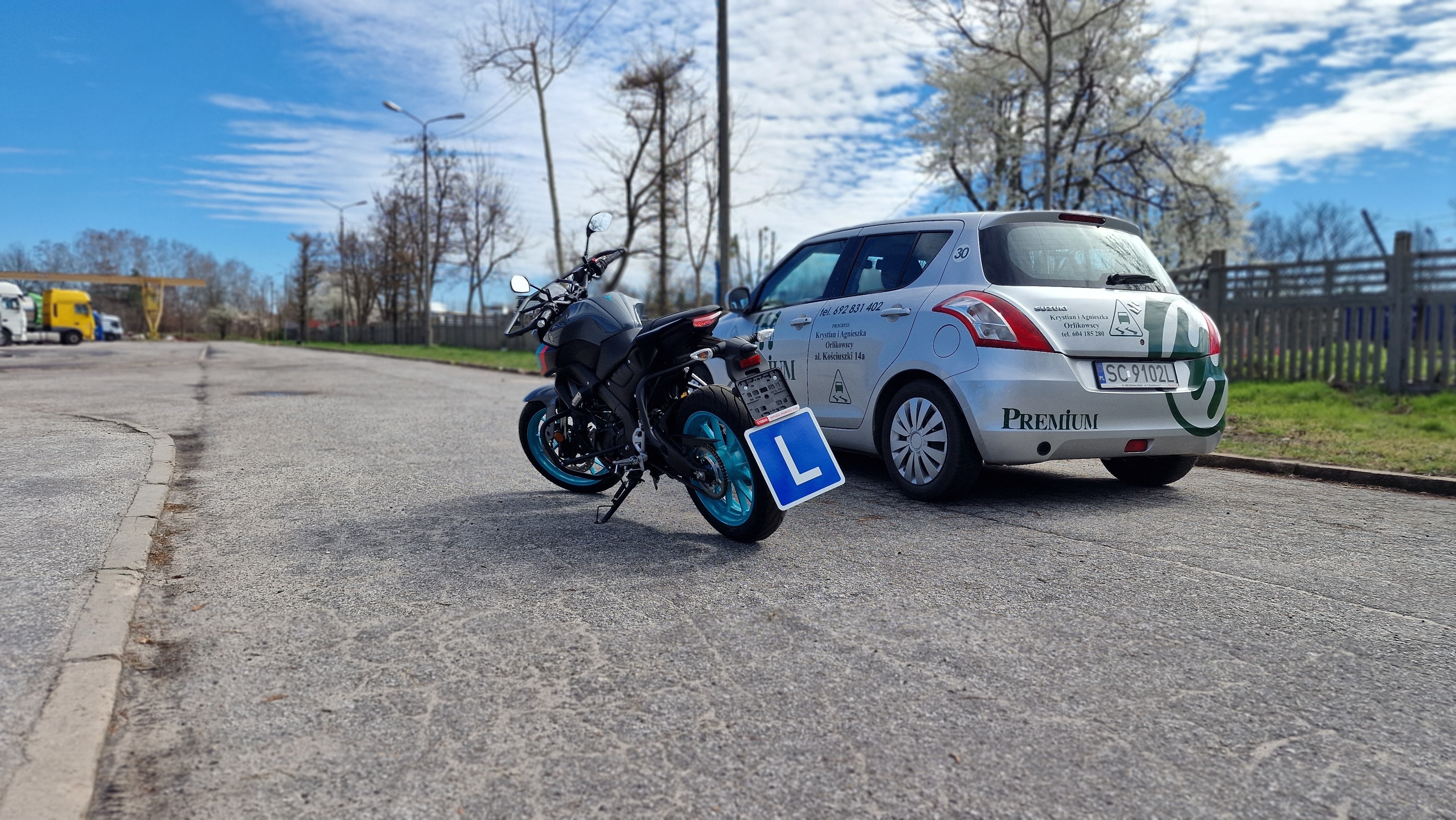 motocyklista i samochód OSK Premium przygotowane do szkolenia instruktorów kat. A + B