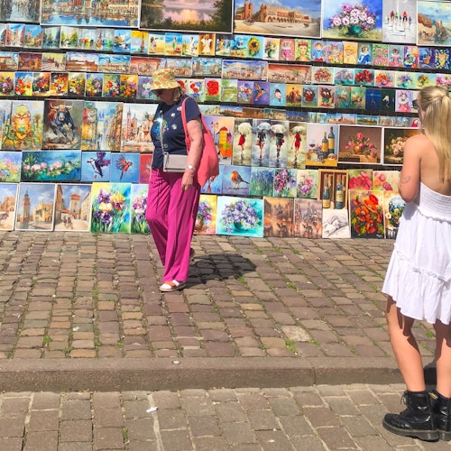 Девушка наслаждается искусством в Кракове