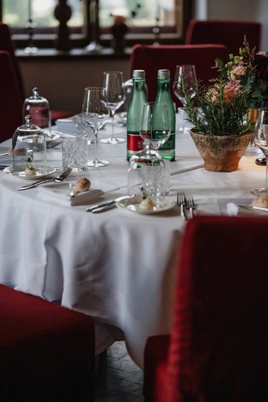 wolf-dietrich-saal_gedeckter-tisch-vogelperspektive