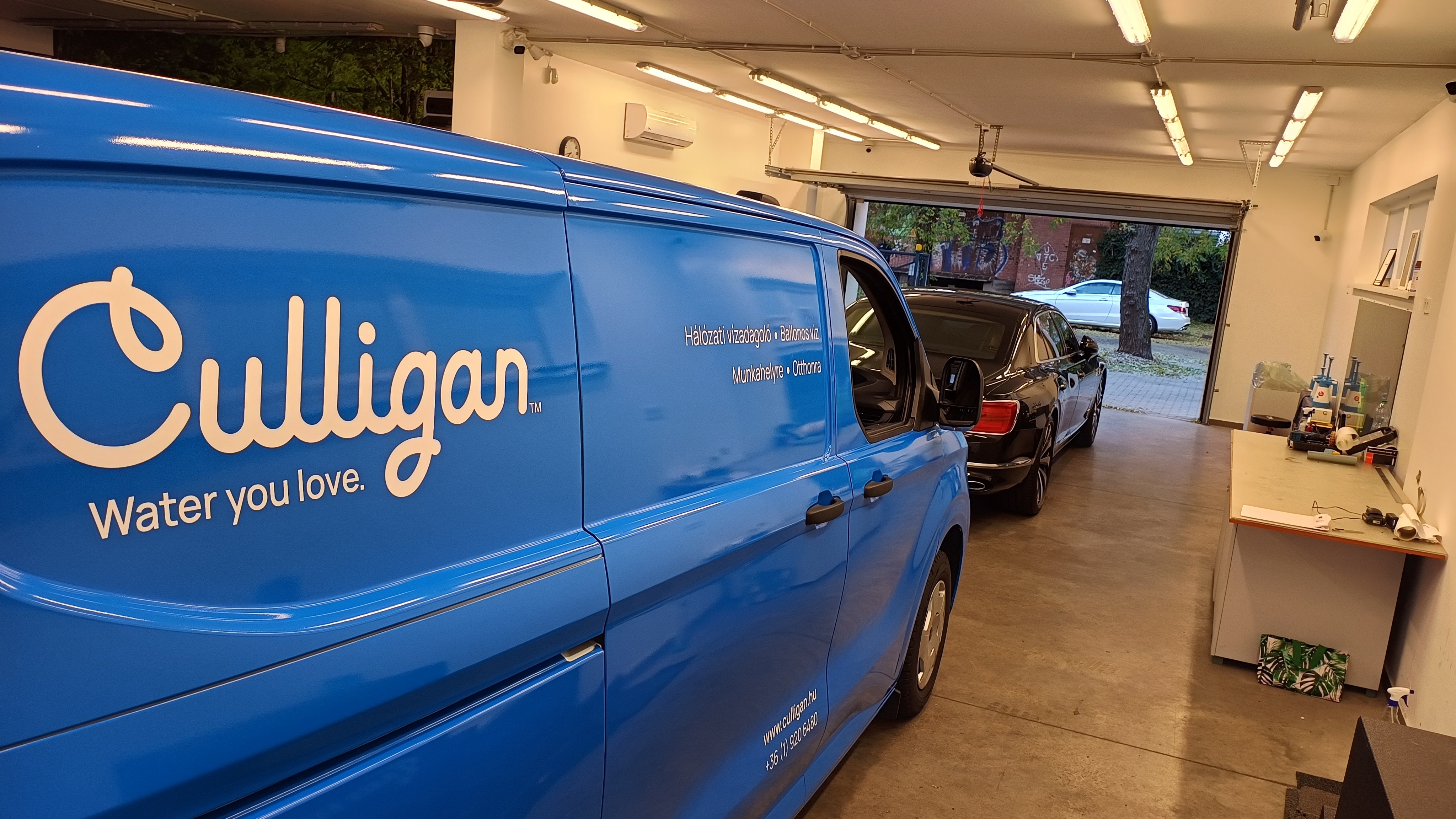 Culligan Water élénkkék színű céges furgonjának prémium reklámfóliázása a Nortek műhelyében. Minőségi és tartós B2B flottadekor kivitelezés.