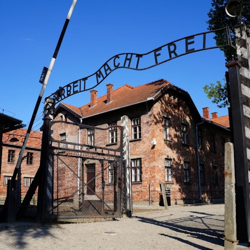 «Arbeit Macht Frei» – главные ворота в Аушвиц