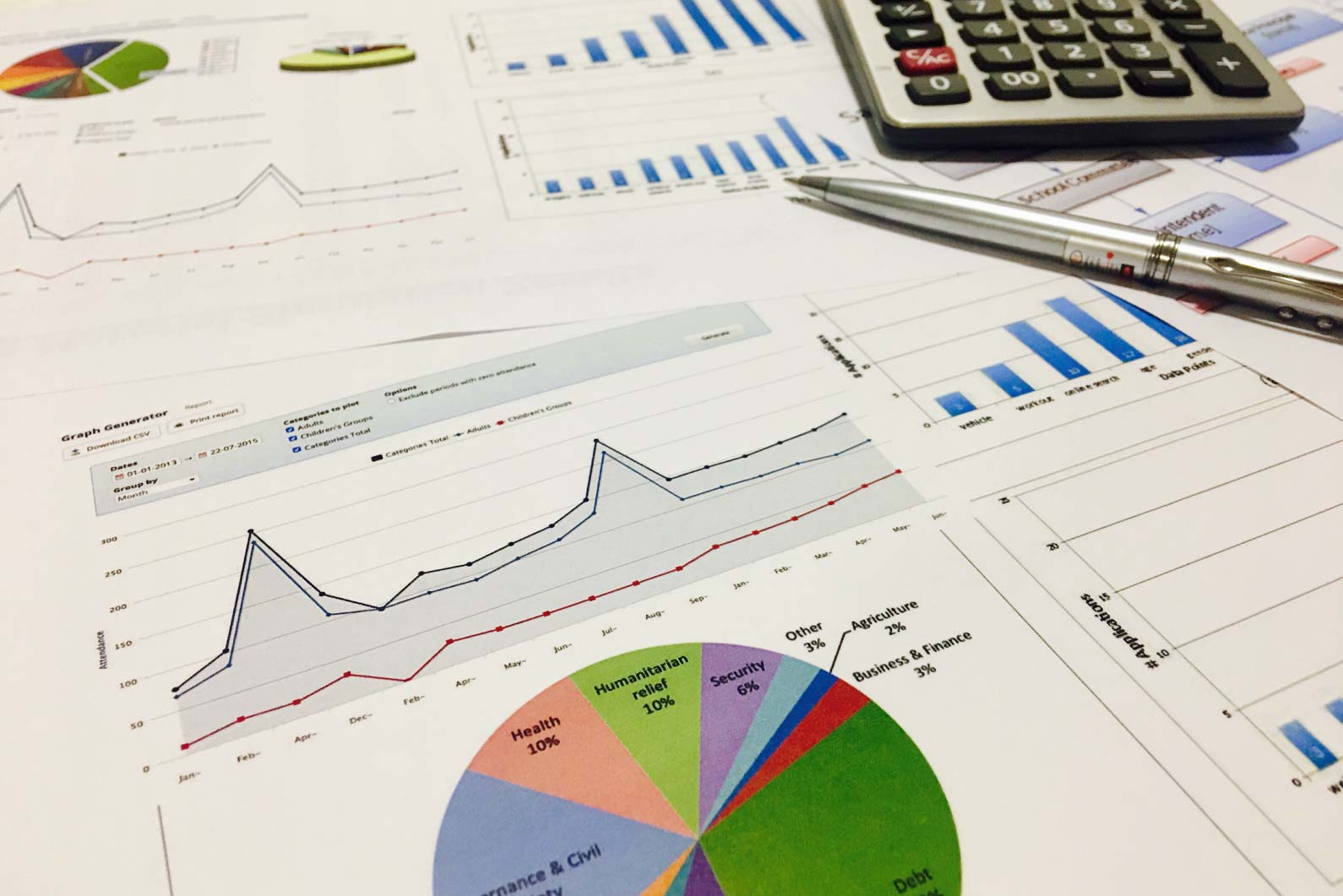 Wydrukowany raport analityczny z wykresami kołowymi i słupkowymi przedstawiający zwrot z inwestycji w kampanie reklamowe wykorzystujące modelowanie 3D i animacje wideo.