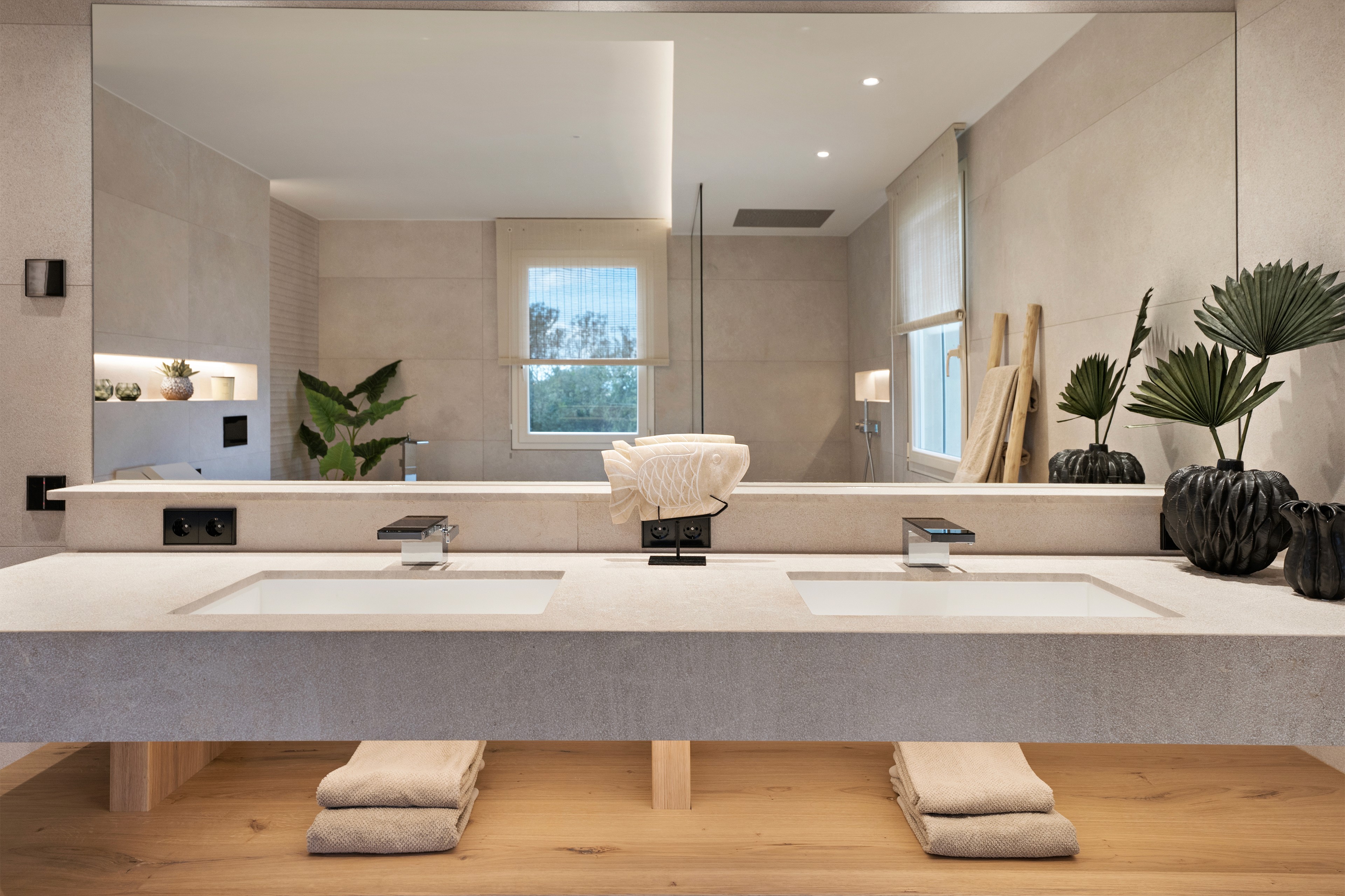 Badezimmer der Villa in Llombards gestaltet von Home Styling Mallorca mit Naturstein, Holz und moderner Klarheit