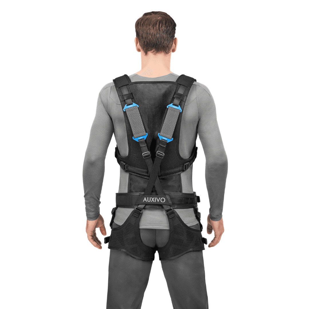 Vue arrière d'une personne équipée de l'exosquelette LiftSuit, conçu pour soulager les lombaires lors de la manipulation de charges lourdes.