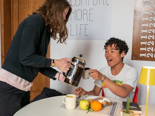 Ospiti dell'ostello condividono un caffè