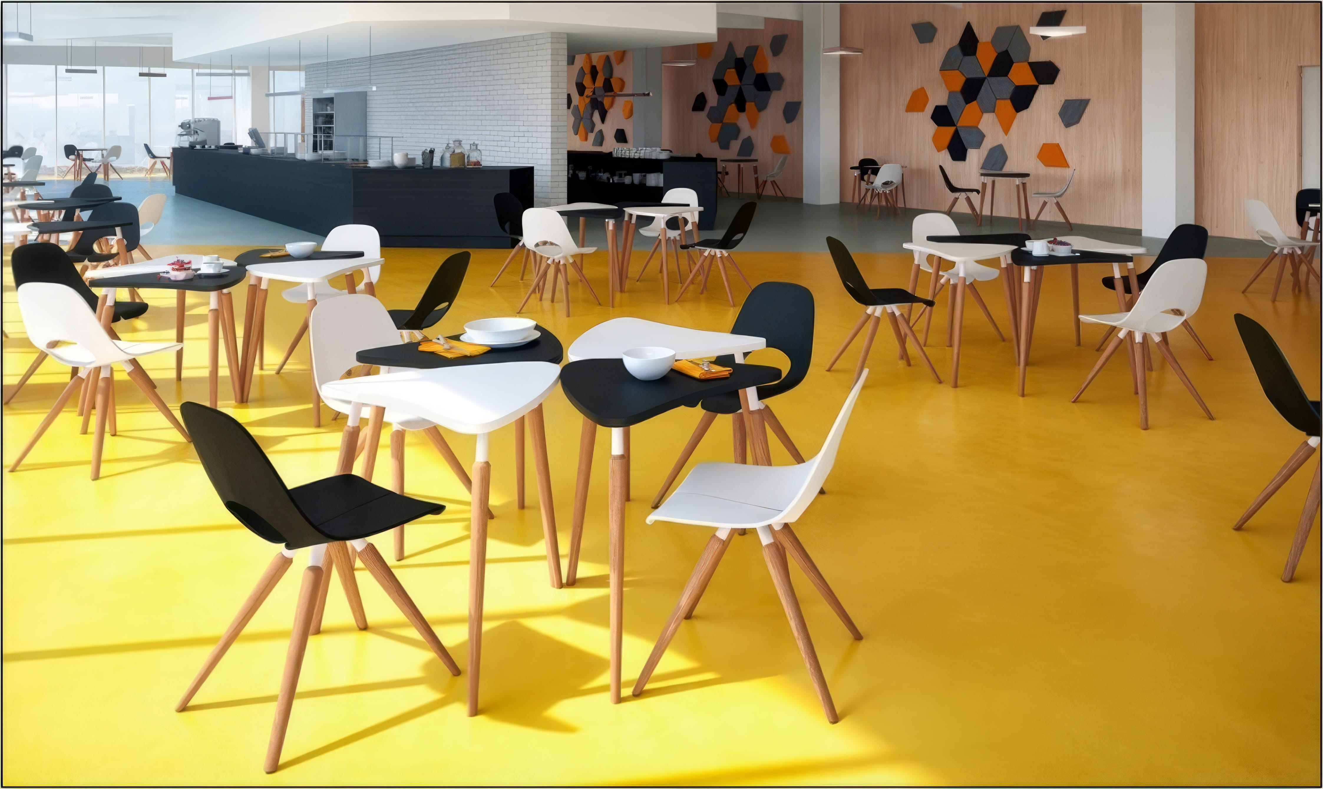 MW Interior  - Modernes Betriebsrestaurant mit gelbem Designboden, schwarzen und weißen Schalenstühlen auf Holzbeinen und hexagonalen Wandpaneelen" Beschreibung: Lebendige Kantinenfläche mit markant gelbem Bodenbelag, organisch geformten Tischen und Schalenstühlen in Schwarz-Weiß – dekorative Hexagon-Akustikpaneele in Orange, Anthrazit und Braun gliedern den Raum.