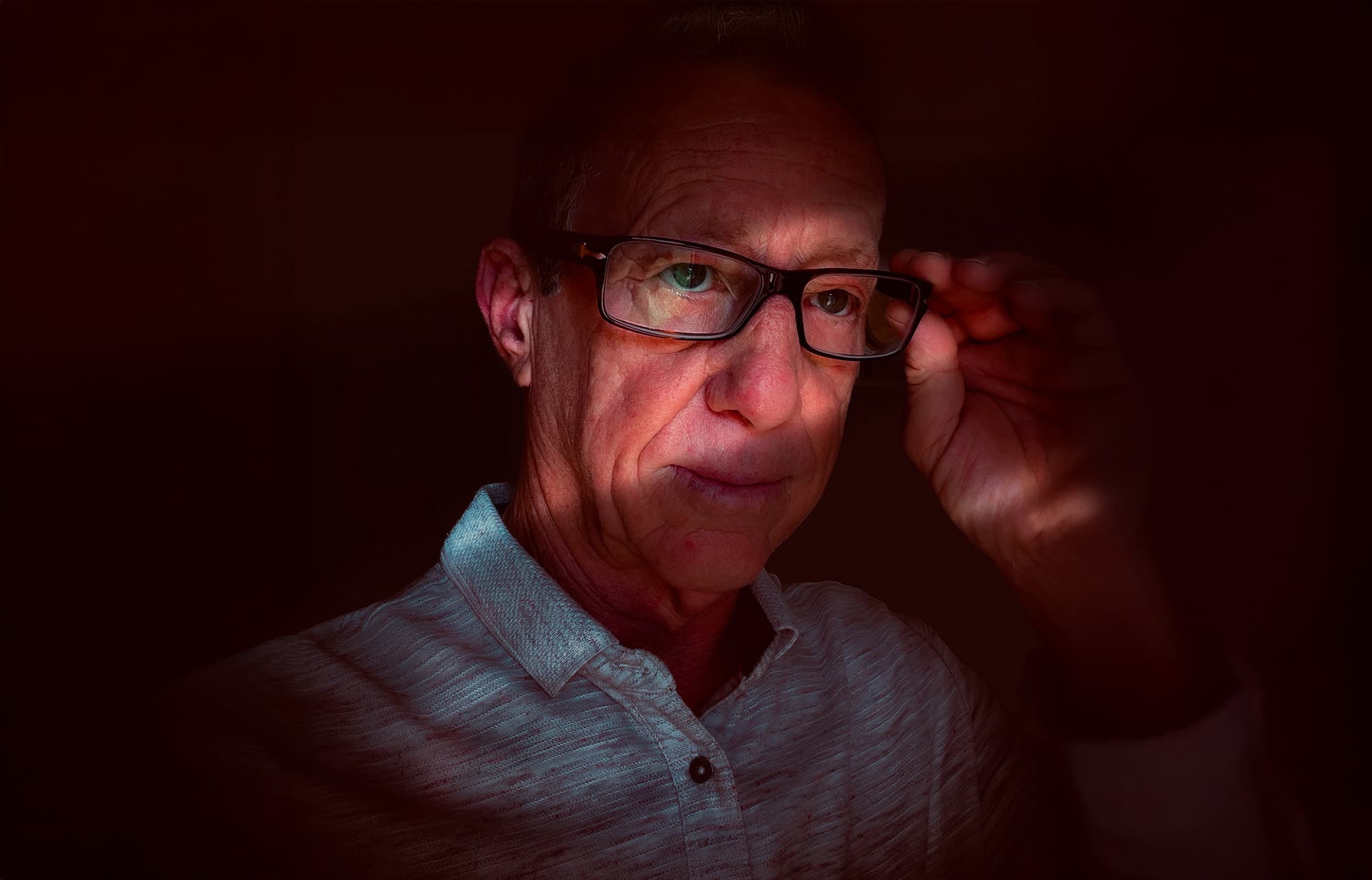 Jeune homme avec des lunettes