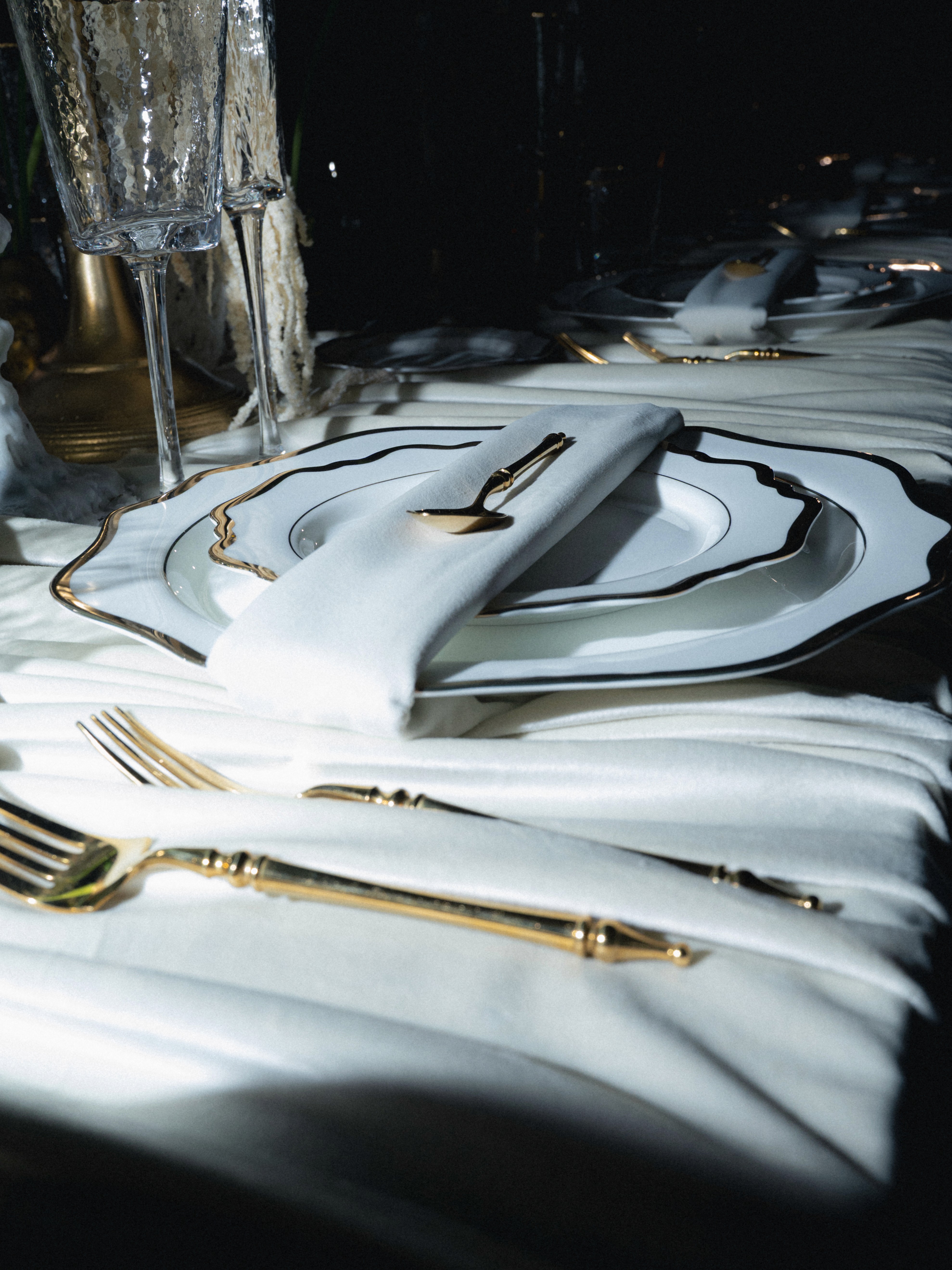Detalii elegante de masă și decor luxury pentru nuntă, fotografie artistică de eveniment cu elemente moderne.