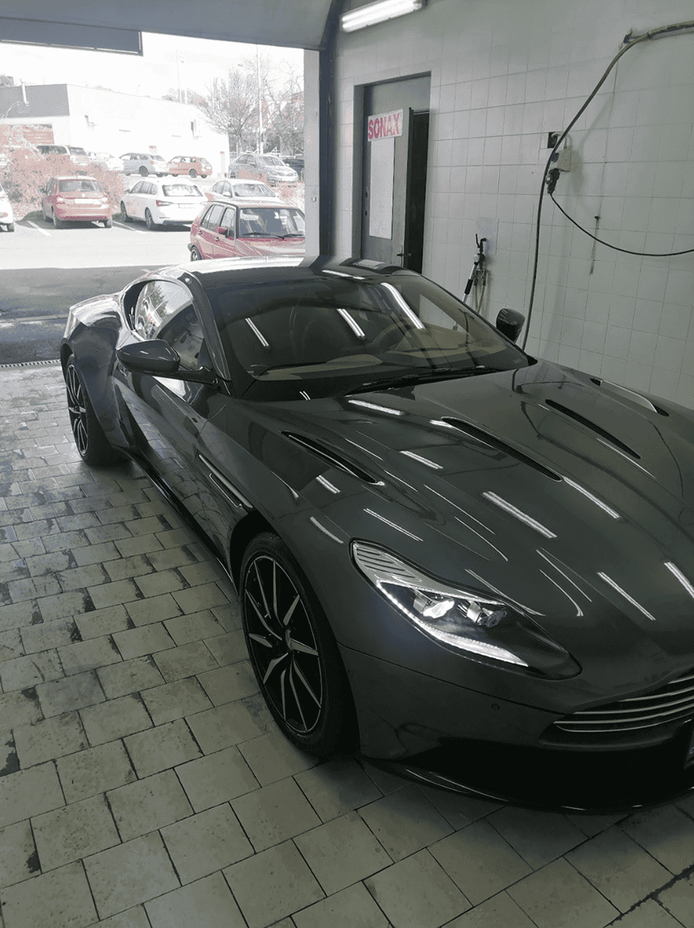 Luxusní detailing exteriéru vozu Aston Martin DB11 v profesionálním studiu Ceramic Cars.