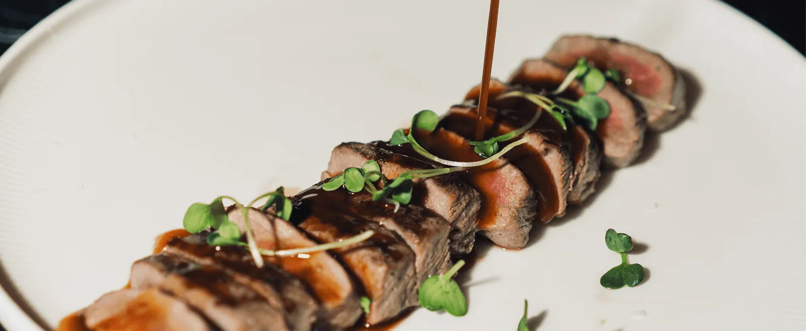 Kuzu Karski
Tranchierter Lammrückenfilet, Hauch von Süßkartoffelpüree, Narane Sauce