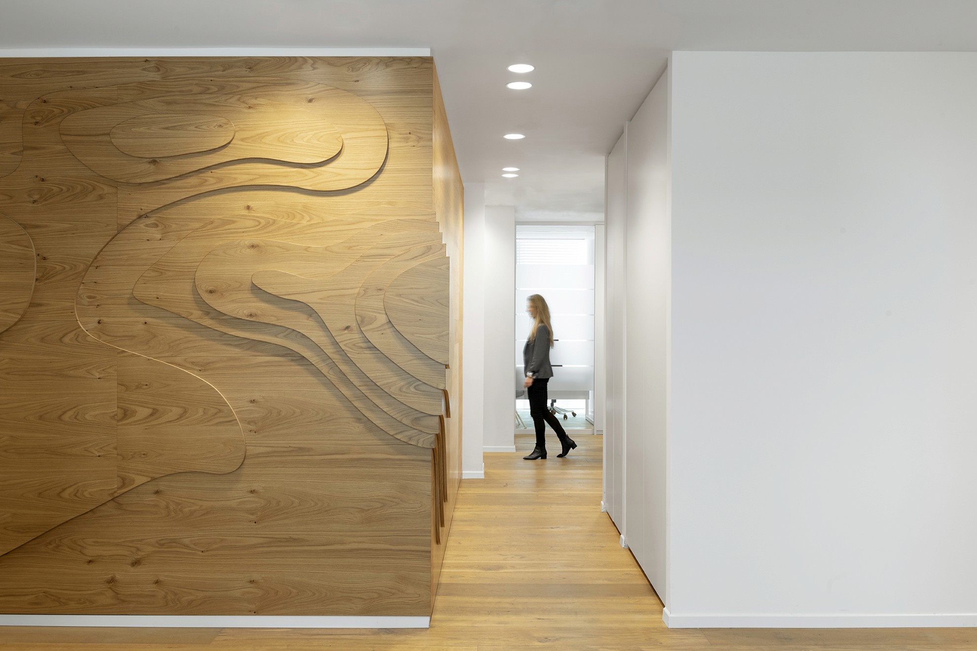 טרקלין עבודה פתוח בעיצוב מודרני עם ריהוט מינימליסטי וחיפויי תקרה דקורטיביים