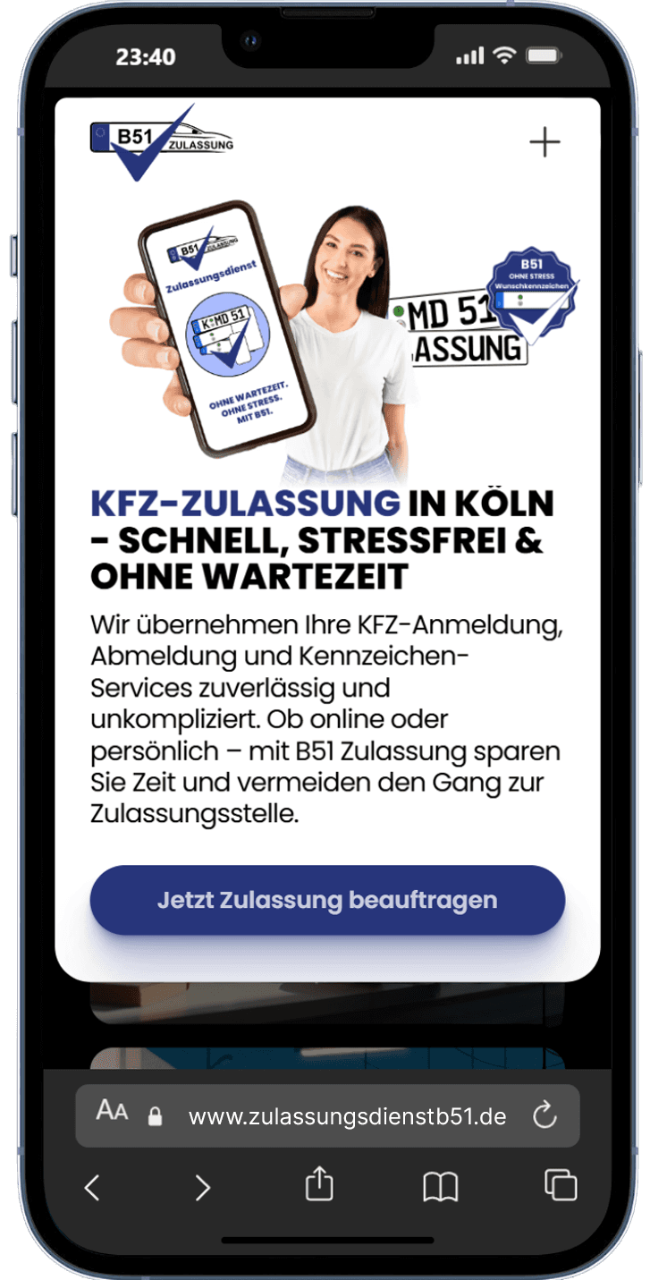 Frau hält Smartphone mit Online-KFZ-Zulassungsservice von B51 Zulassung in Köln