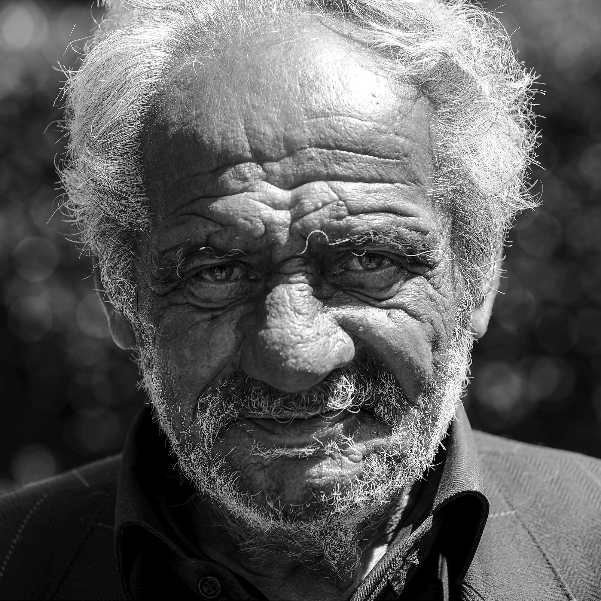Frederic Bourcier, photographe documentaire, réalise des portraits d’un sans domicile fixe qui vient régulièrement lui rendre visite à son atelier. A travers ces photos, on peut voir les saisons , son humeur et surtout son état de fatigue.