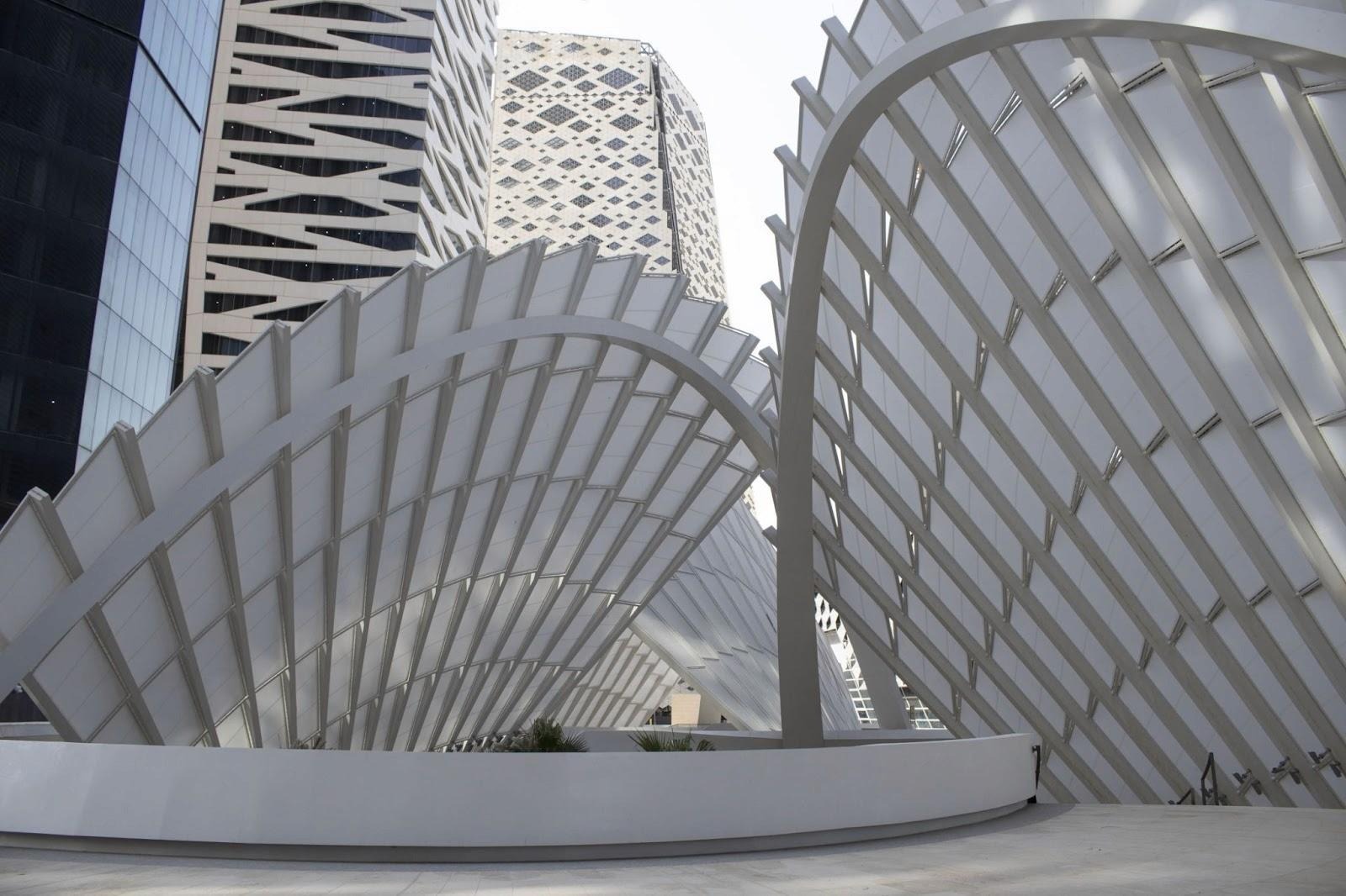 لقطة مقربة للتصميم المعماري المبتكر لمبنى في مركز الملك عبد الله المالي.