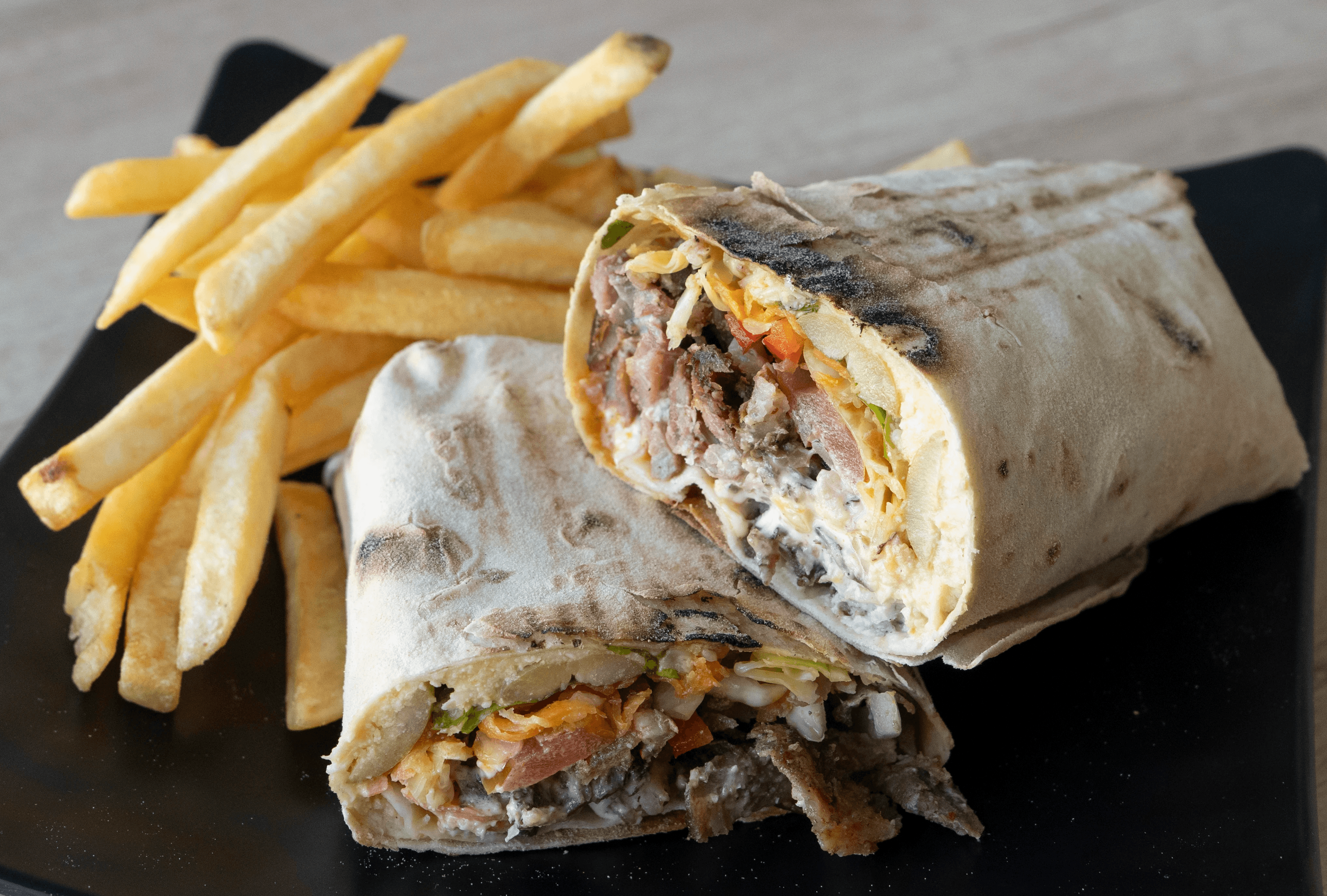 shawarma de carne mixto y papas fritas.