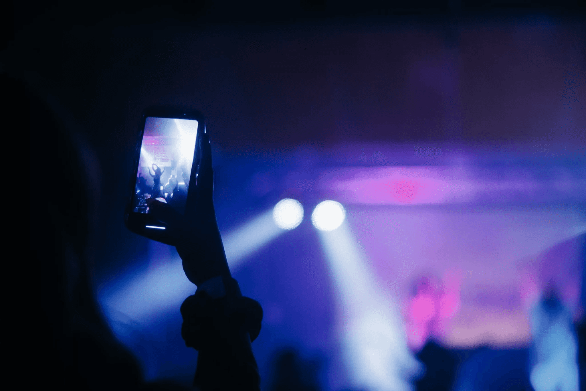 men's gray crew-neck t-shirt
