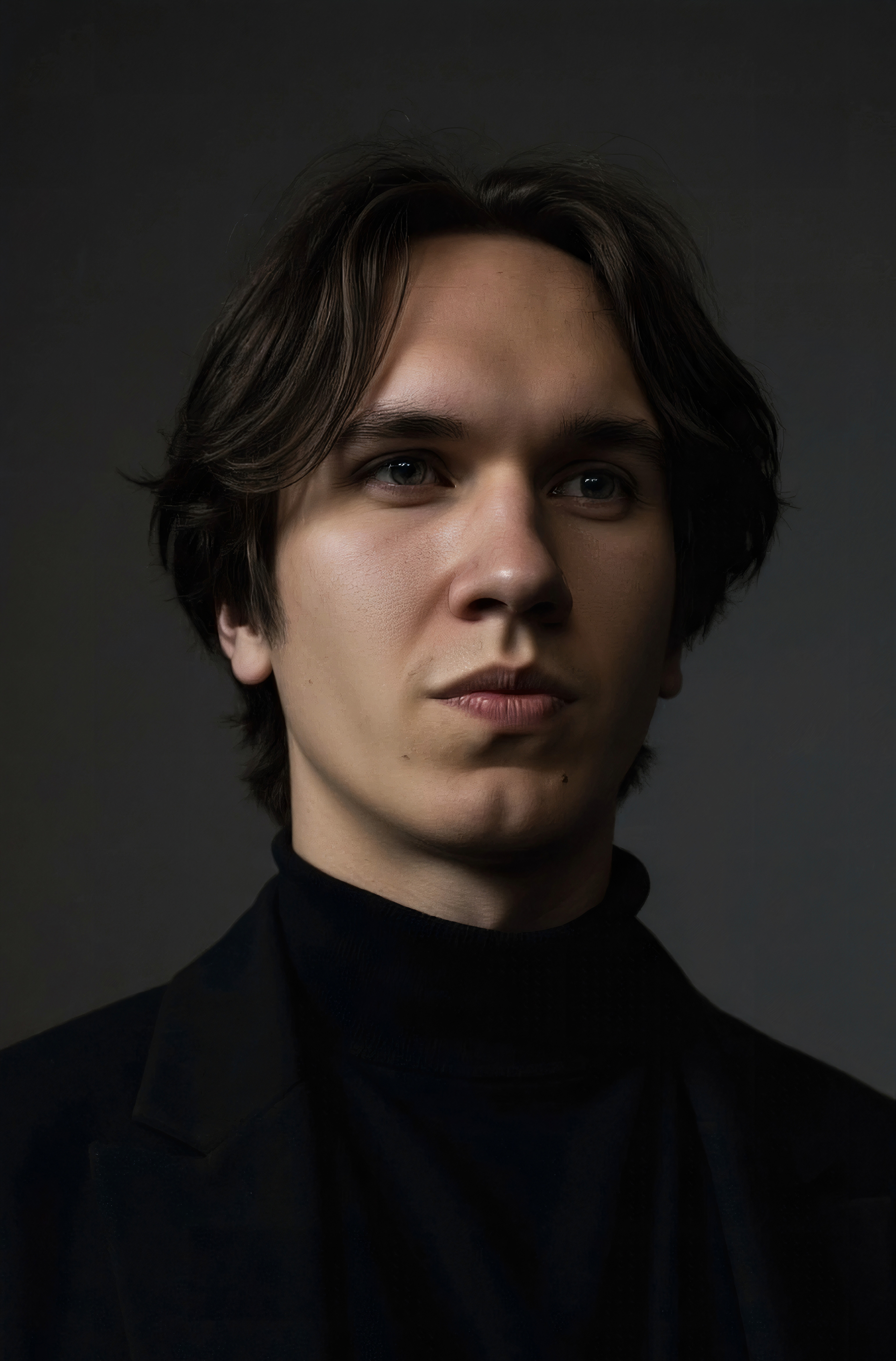 man wearing black notched lapel suit jacket in focus photography