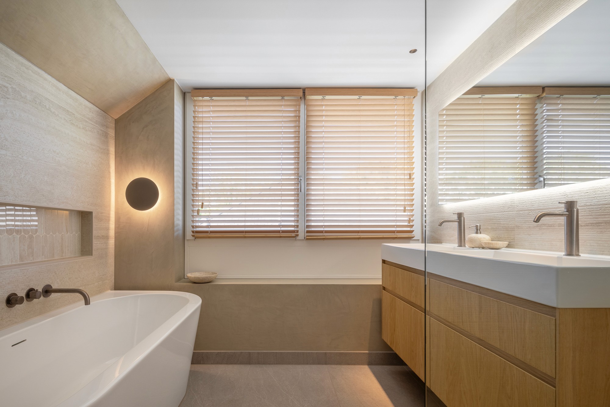 Positive Space, herenhuis - waskamer staand 2