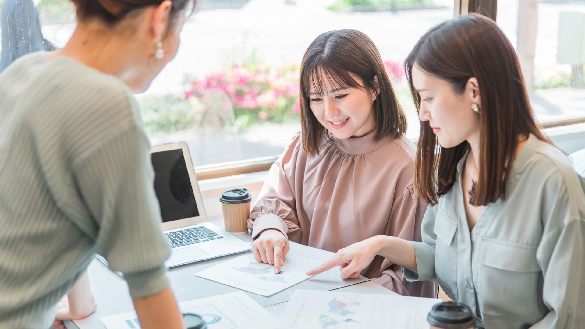 資料を見ながら会議・ミーティングする女性