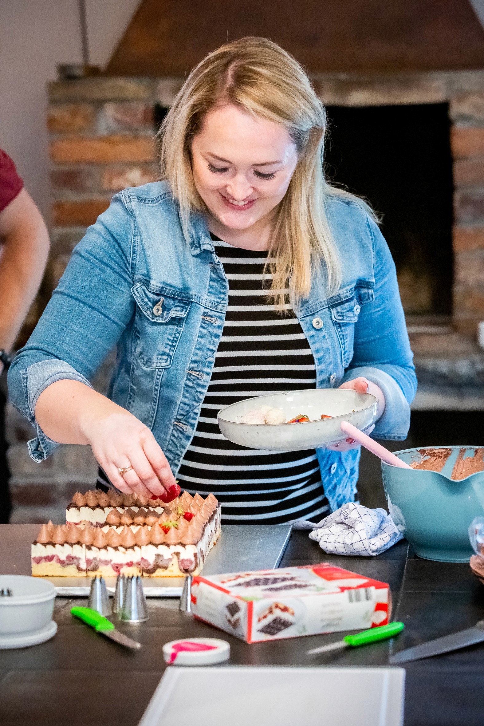 Frauen jubeln gemeinsam im Garten mit Event-Logo im Vordergrund
