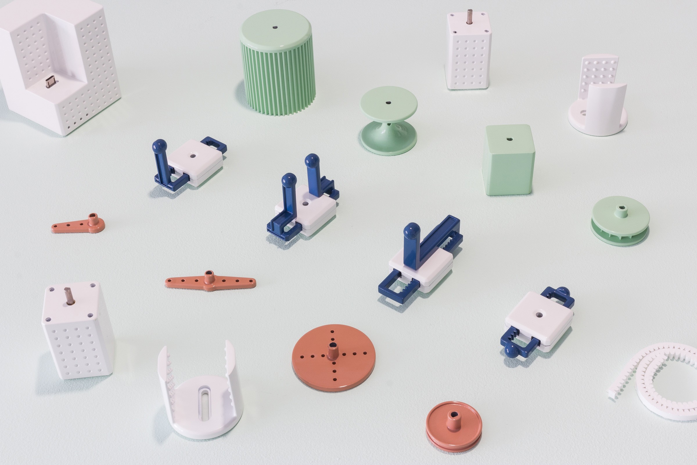 Image of a number of Smartians devices and add-ons