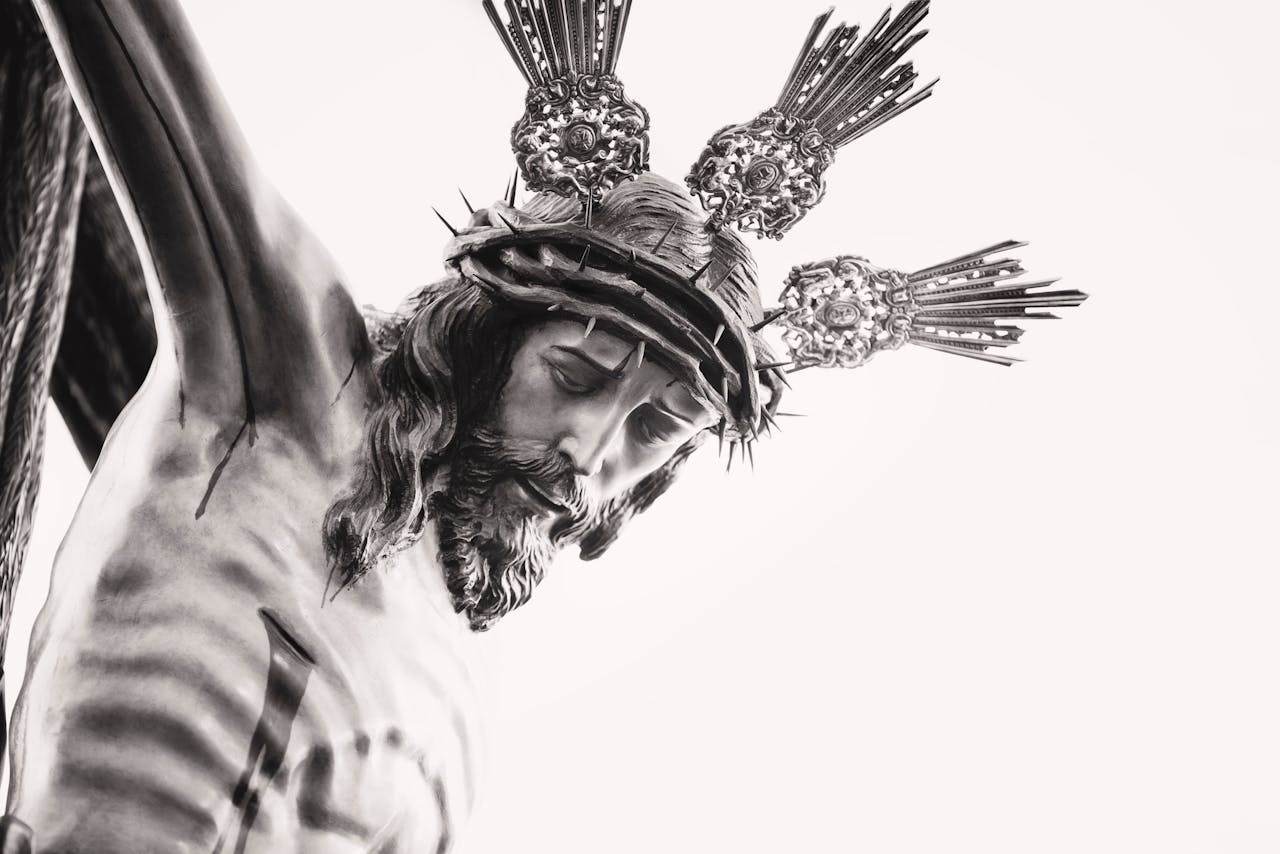 Une statue de Jésus sur sa croix