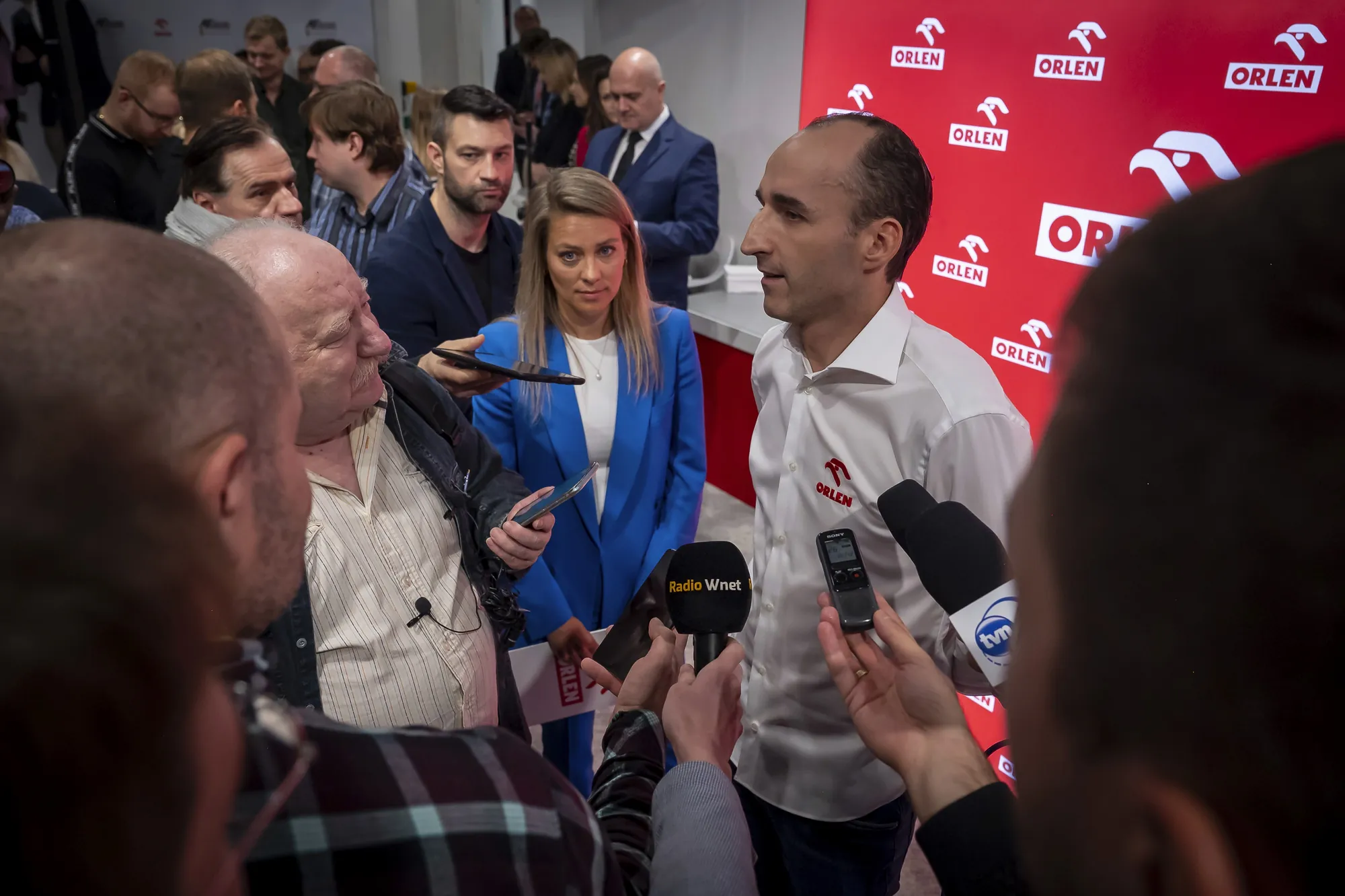 Robert Kubica rozmawia z dziennikarzami po konferencji prasowej ORLEN.