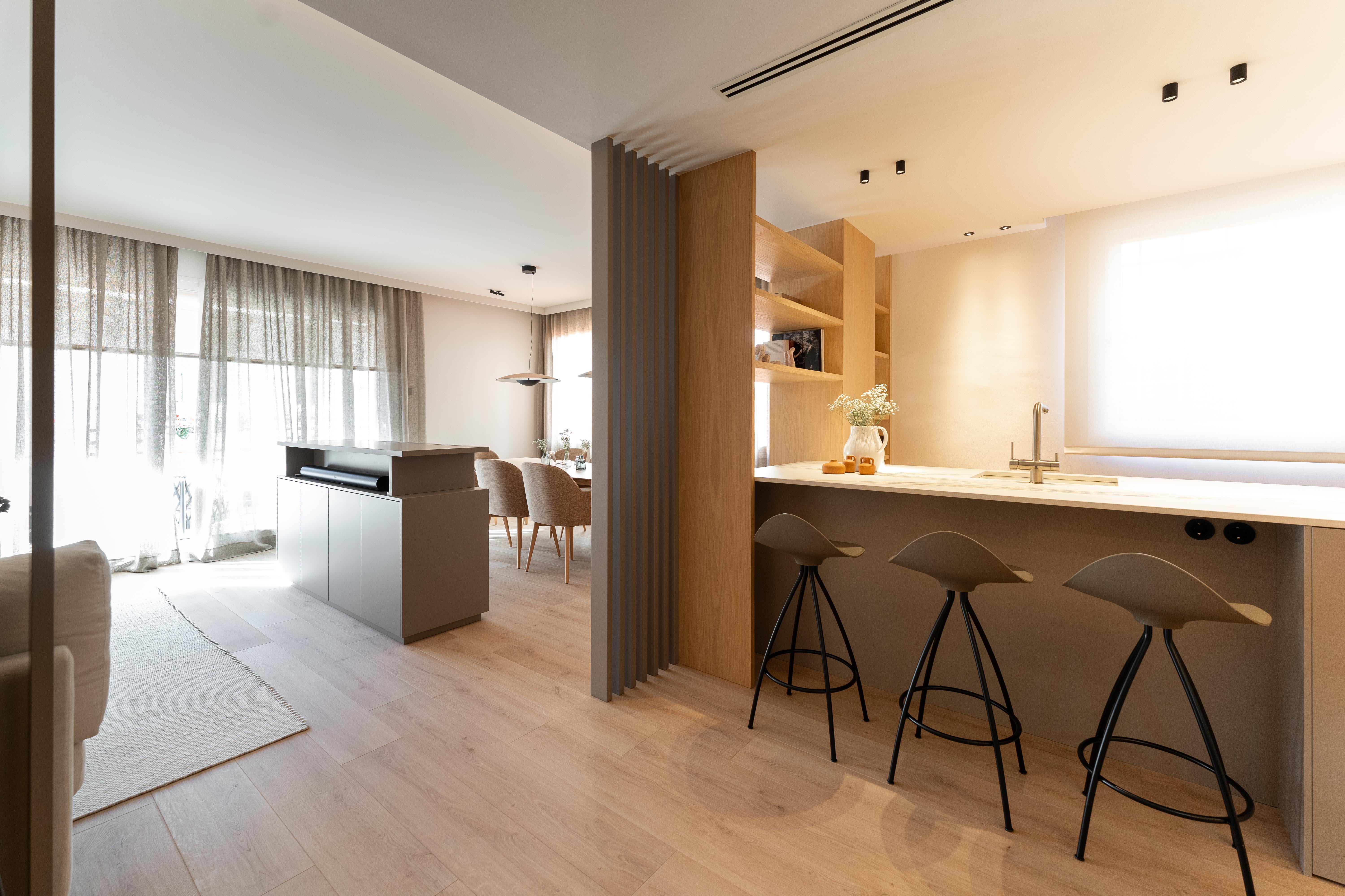 Zona moderna de salón y comedor con separadores de listones de madera y Mueble para TV ocultable