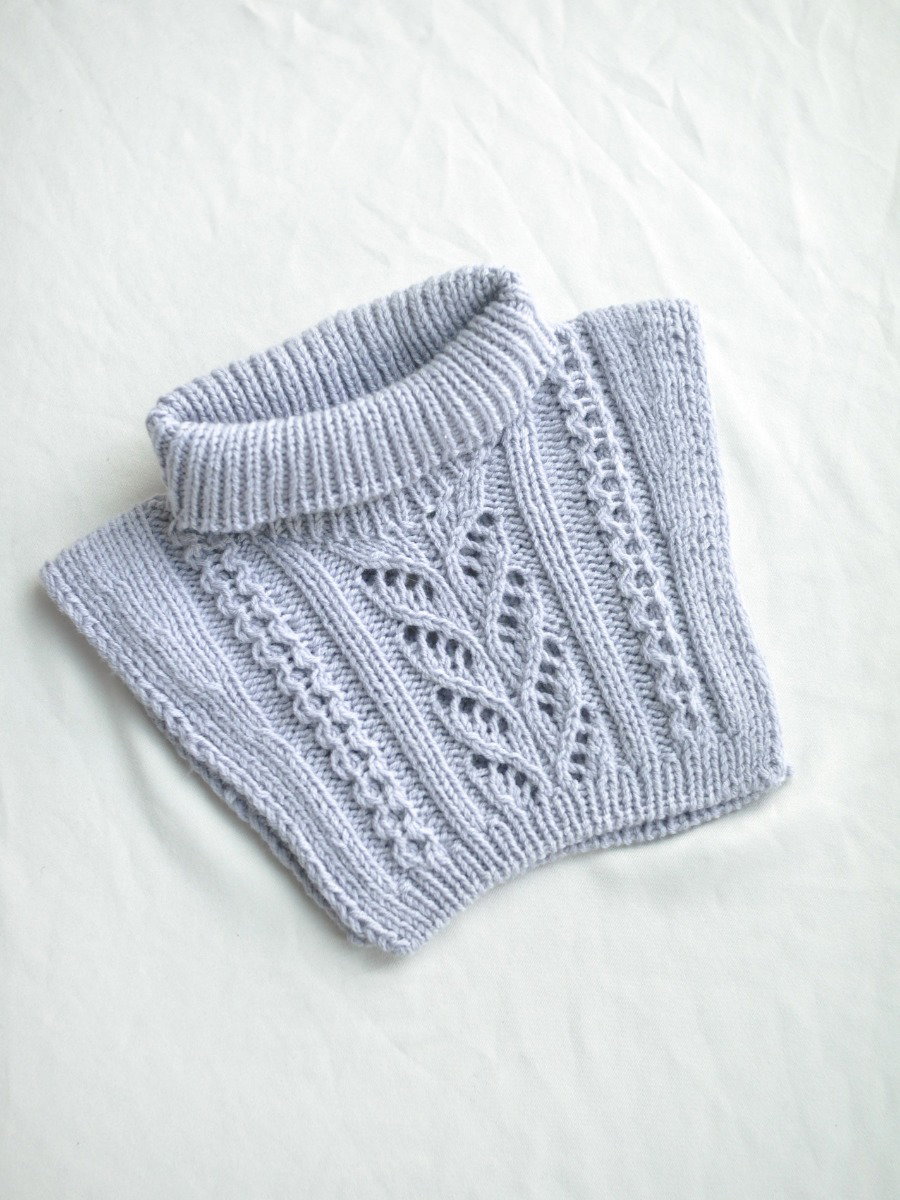 Bladranke-hals knitting pattern by Yndestrikk