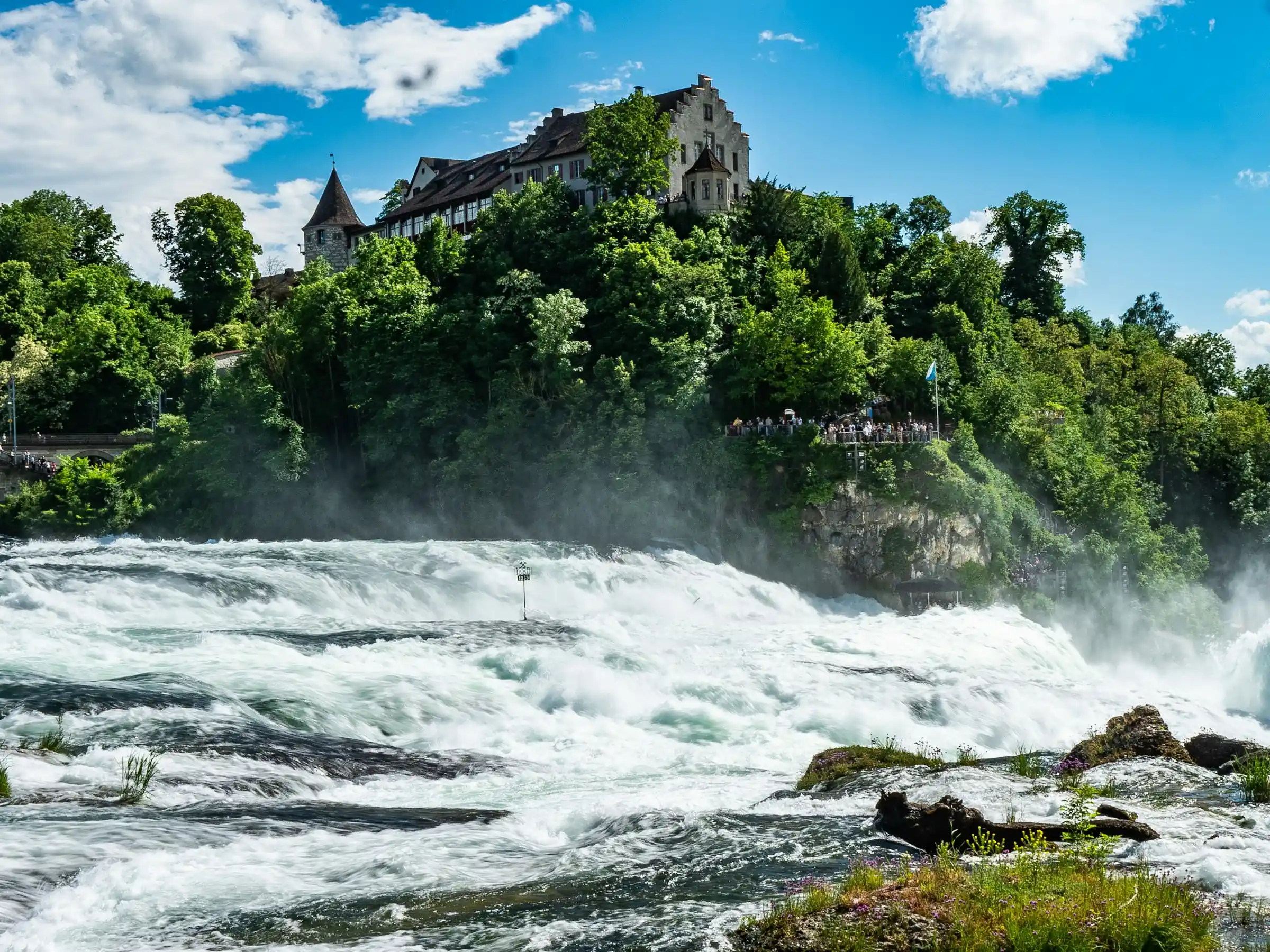 Schaffhausen, Rheinfall mit Schloss Laufen unter blauem Himmel