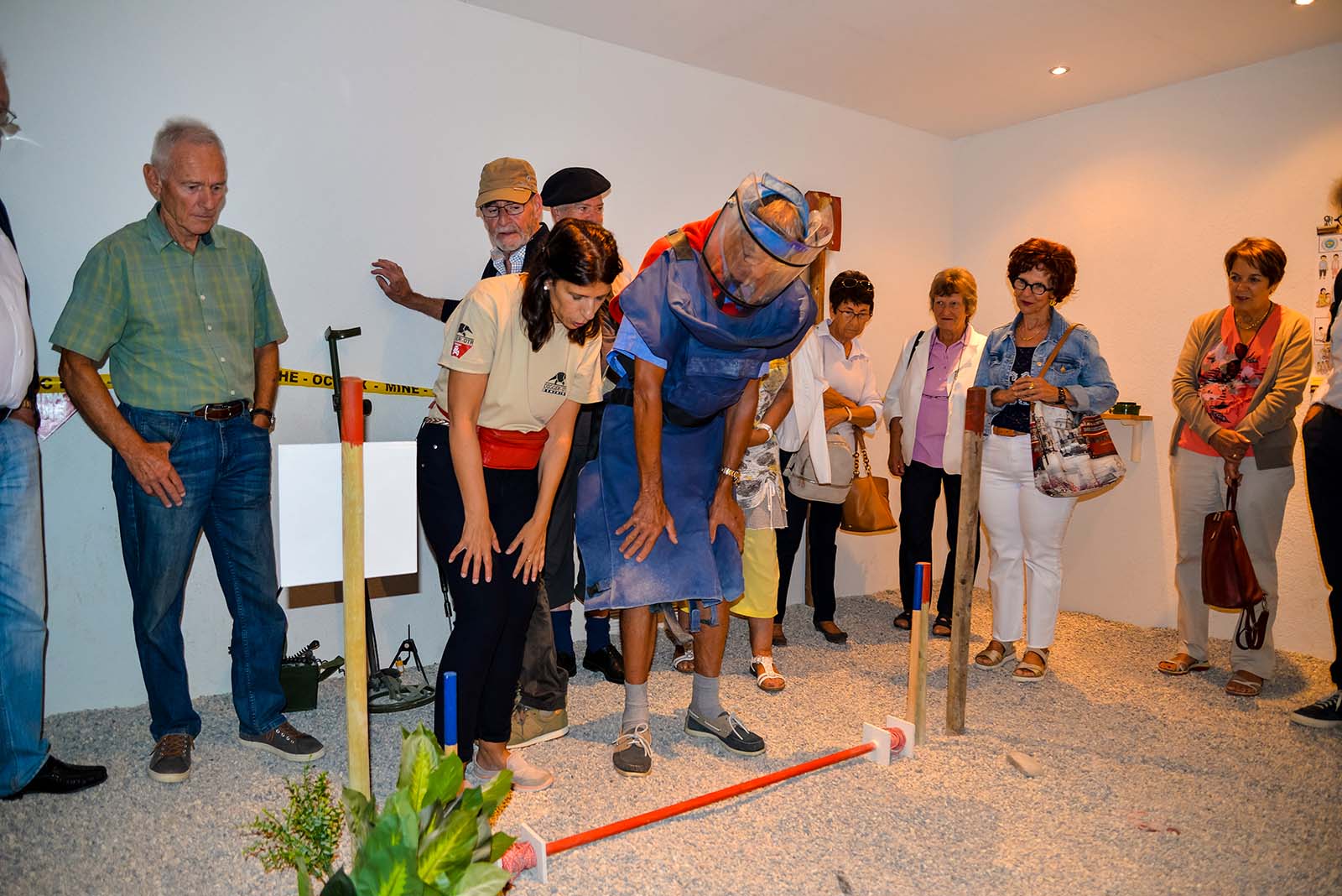 Explication du déminage du terrain à la main lors de la visite.