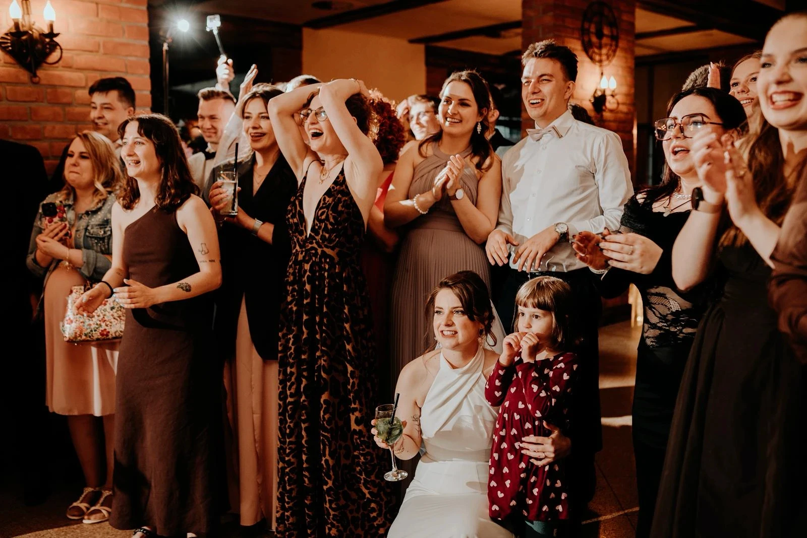 elegancki koktajl przygotowywany przez barmana na wesele przy pomocy sitka