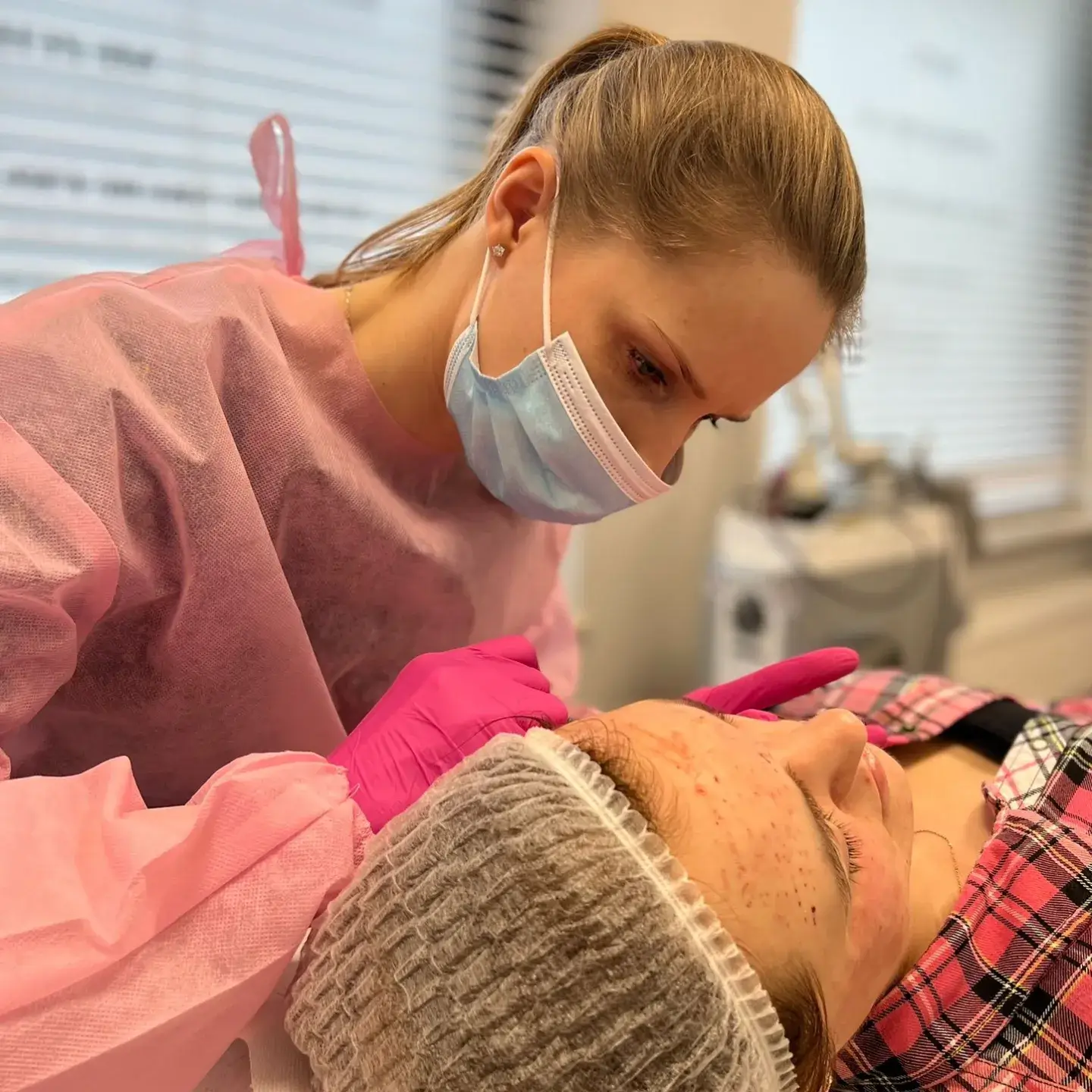 Właścicielka Studio Kosmetycznego Olala w Kozienicach wykonuje profesjonalny zabieg pielęgnacyjny na twarzy.