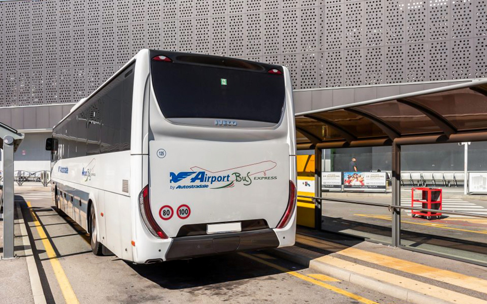 Bus Autostradale di terminal Bandara Milan Malpensa untuk rute Turin Corso Bolzano.