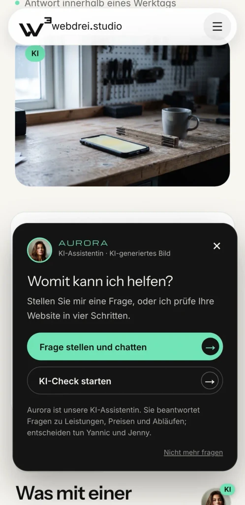 Aurora, die KI-Assistentin von webdrei.studio, auf dem Smartphone geöffnet