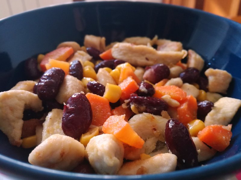 Ricetta di insalata di pollo, fagioli rossi e mais