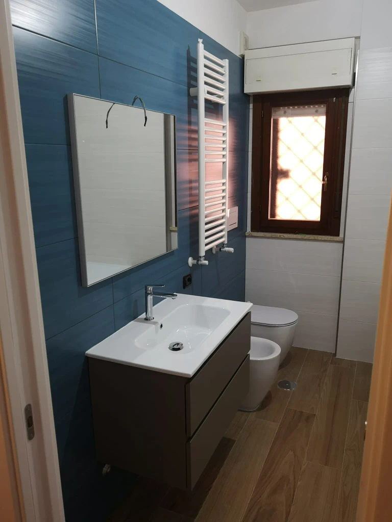 Bagno rinnovato con rivestimenti di effetto e termoarredo