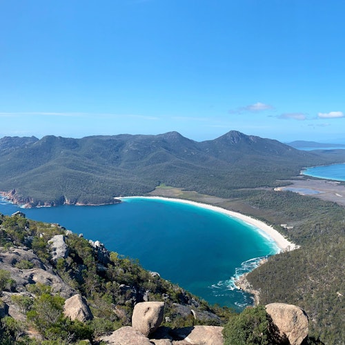 宽广的风景视野，看到佛雷西尼半岛，背景是酒杯湾海滩和危险海滩