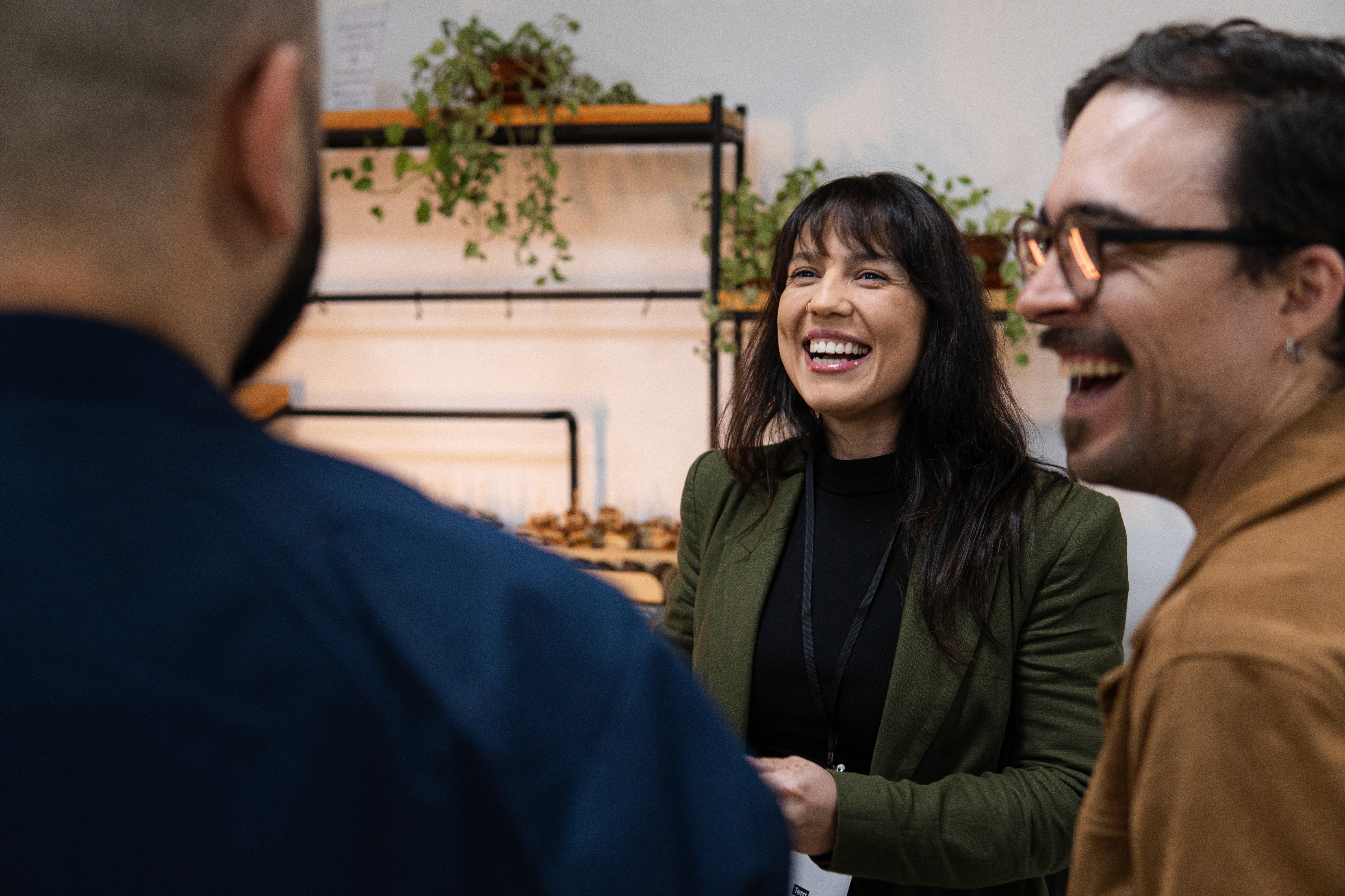 A profissional Tera AI Product Builder sorrindo, Carreira em IA.