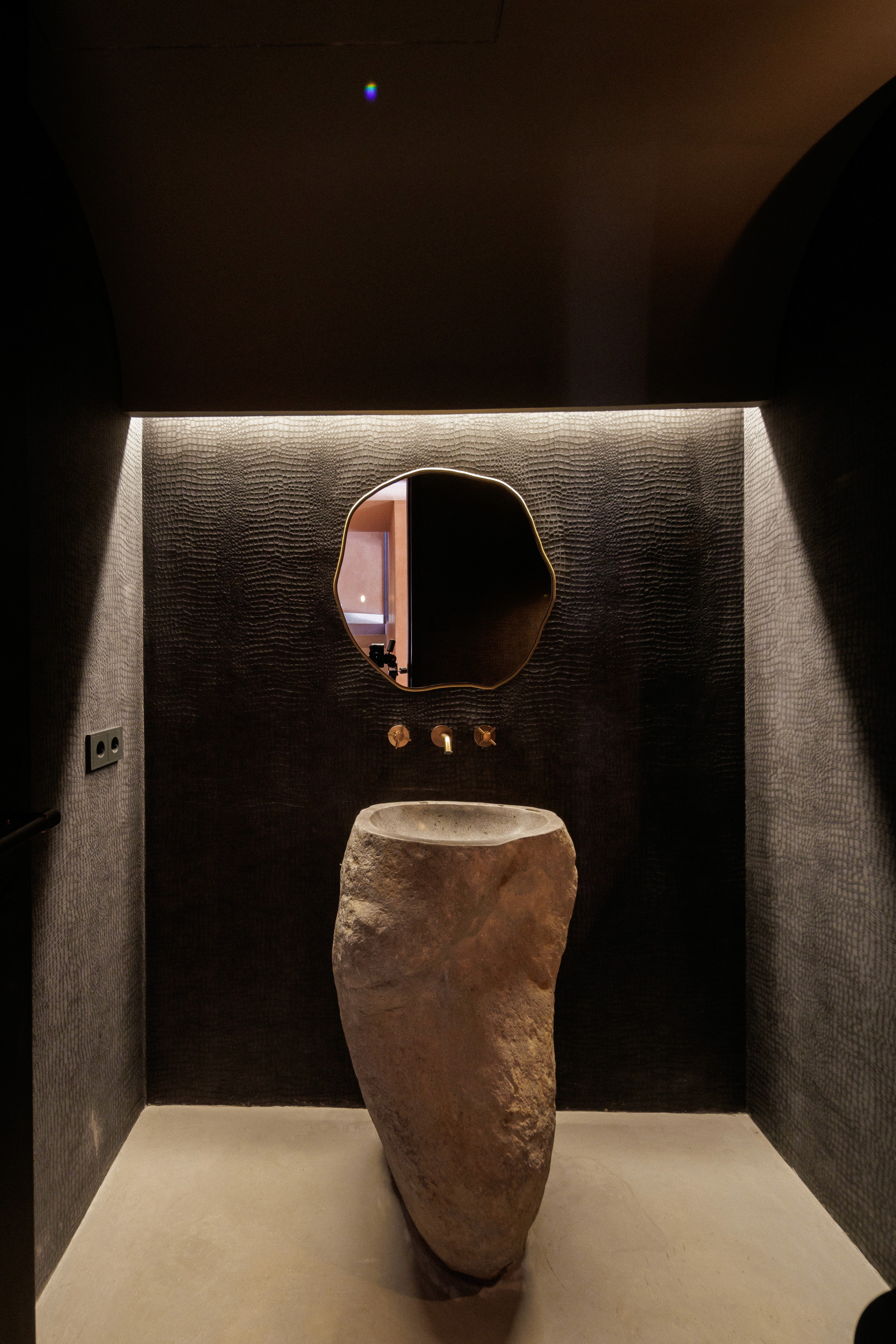 Renovated bathroom at Casa Náyade, luxury villa transformation in Istán by Ghara