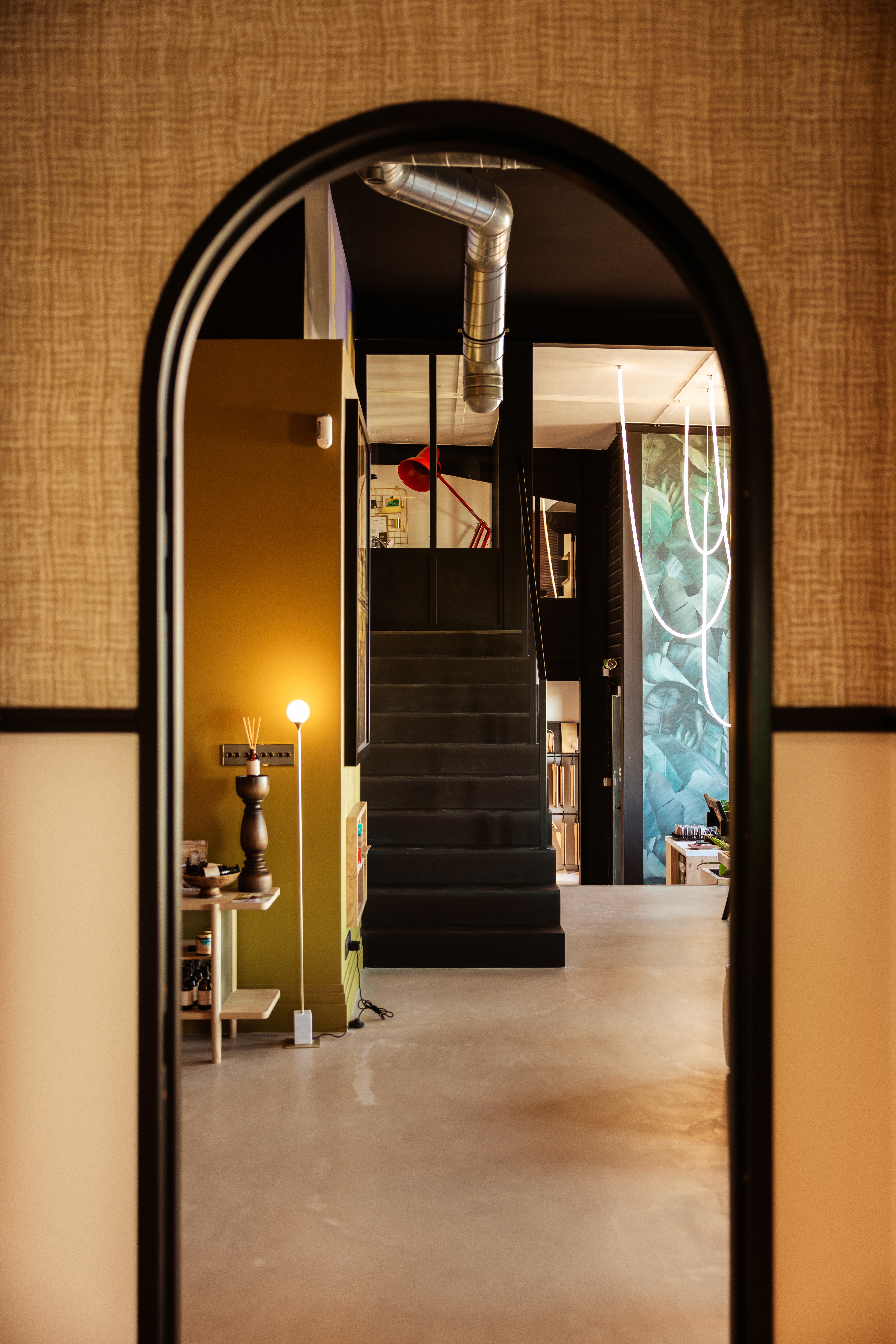 showroom architecture intérieure, showroom matériaux, showroom design, matériauthèque, espace inspiration, showroom décoration, showroom mobilier, architecture intérieure Montpellier, agence d’architecture, design d’intérieur, espace de conseil, projet clé en main, expérience client, showroom haut de gamme.  showroom Montpellier, matériauthèque Montpellier, showroom architecture Montpellier, showroom décoration Montpellier, showroom mobilier Montpellier, agence d’architecture Montpellier, architecte d’intérieur Montpellier, espace d’inspiration Montpellier, showroom Hérault, design intérieur Montpellier.  300 m² d’exposition, espace d’exposition, showroom de 300 m², parcours client, espace immersif, expérience showroom, lieu de découverte, univers matériaux, espace conseil, accompagnement personnalisé, lieu d’inspiration, espace professionnel, concept store architecture.  architecture biophilique, végétalisation intérieure, jardin intérieur, patio intérieur, cactus géants, paysage intérieur, nature dans l’architecture, design biophilique, connexion au vivant, bien-être au travail, espace apaisant, architecture sensorielle.  espace inspiration, lieu de création, univers créatif, showroom expérientiel, immersion architecturale, découverte des matériaux, parcours client immersif, expérience sensorielle, design émotionnel, architecture du bien-être, lieu d’échange et de conception.  matériauthèque, bibliothèque de matériaux, échantillons matériaux, palette de matières, textures et matières, matériaux naturels, matériaux nobles, matériaux durables, finitions architecturales, matériaux haut de gamme, sélection de matériaux, conseil matériaux.  bois naturel, pierre naturelle, travertin, marbre véritable, céramique, zelliges, terrazzo, métal, textiles d’ameublement, matériaux authentiques, matériaux premium, matières décoratives, finitions sur mesure.  architecture intérieure, décoration intérieure, design d’espace, projet résidentiel, rénovation haut de gamme, construction neuve, habitat d’exception, conception sur mesure, architecture contemporaine, aménagement intérieur personnalisé.  mobilier sur mesure, mobilier design, agencement personnalisé, mobilier intégré, rangements sur mesure, menuiserie sur mesure, design fonctionnel, optimisation des espaces, architecture intérieure haut de gamme, détail architectural.  moodboard, planche tendance, direction artistique, harmonie des matières, choix des couleurs, ambiance intérieure, identité du projet, décoration sur mesure, personnalisation des espaces, cohérence architecturale, design global.  accompagnement client, conseil en architecture intérieure, conseil décoration, choix des matériaux, sélection du mobilier, accompagnement de projet, expertise architecturale, expérience personnalisée, conception collaborative, suivi de projet.  artisanat, savoir-faire, fabrication locale, artisans partenaires, excellence des finitions, détail architectural, qualité des matériaux, design raffiné, architecture responsable, circuits courts, création sur mesure.  architecte Montpellier, architecte d’intérieur Montpellier, showroom architecture Montpellier, showroom décoration Montpellier, matériauthèque Montpellier, rénovation haut de gamme Montpellier, agence d’architecture Montpellier, architecte Hérault.  architecte Nîmes, architecte d’intérieur Nîmes, showroom matériaux Nîmes, showroom décoration Nîmes, agence d’architecture Nîmes, architecte Gard.  architecte Perpignan, architecte d’intérieur Perpignan, showroom matériaux Perpignan, showroom décoration Perpignan, agence d’architecture Perpignan, architecte Pyrénées-Orientales.  architecte Occitanie, showroom architecture intérieure, matériauthèque de 300 m², showroom matériaux et mobilier, espace inspiration, architecture biophilique, jardin intérieur, cactus géants, architecture intérieure et décoration, matériaux nobles, conseil en matériaux, accompagnement personnalisé, choix des finitions, design d’intérieur haut de gamme, showroom Montpellier, expérience client immersive, rénovation haut de gamme, habitat d’exception, agence d’architecture Montpellier, concept store architecture et design, sélection de matériaux sur mesure, espace de création et d’inspiration.